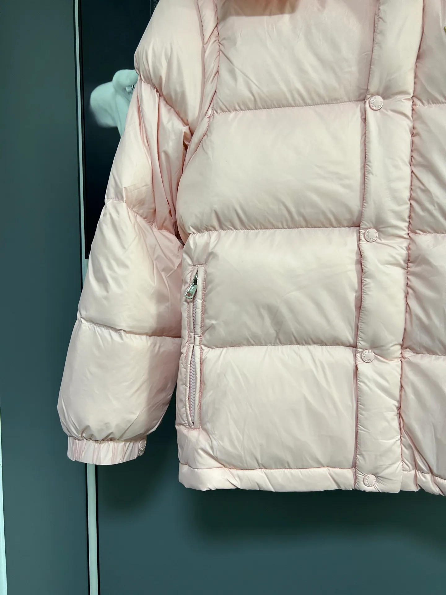 P800 2025 new autumn and winter style Moncler Avocette detachable vest down jacket original custom-made hardware accessories are all imported and original customization is welcome. Absolute high quality using top-grade 95 white duck down. Super soft and fluffy. Super heavy-duty. Fabric workmanship is perfect. Note △The fabric is super comfortable and warm. Exclusive non-market product. The upper body effect is super good. Same style for men and women. Color: Pink Size: M-3XL