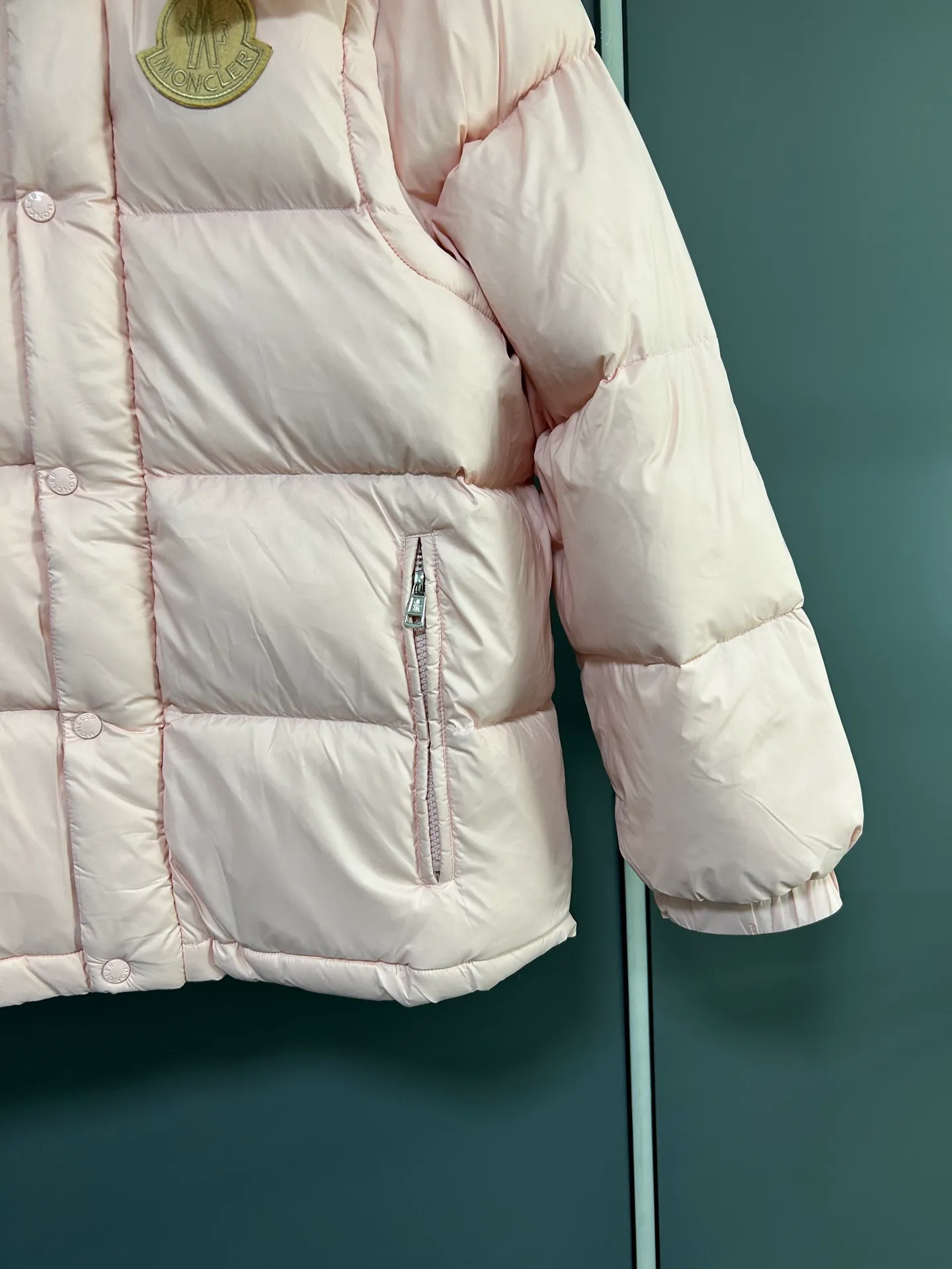 P800 2025 new autumn and winter style Moncler Avocette detachable vest down jacket original custom-made hardware accessories are all imported and original customization is welcome. Absolute high quality using top-grade 95 white duck down. Super soft and fluffy. Super heavy-duty. Fabric workmanship is perfect. Note △The fabric is super comfortable and warm. Exclusive non-market product. The upper body effect is super good. Same style for men and women. Color: Pink Size: M-3XL