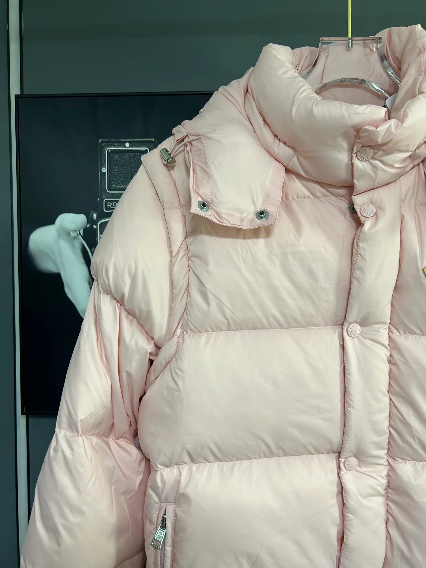 P800 2025 new autumn and winter style Moncler Avocette detachable vest down jacket original custom-made hardware accessories are all imported and original customization is welcome. Absolute high quality using top-grade 95 white duck down. Super soft and fluffy. Super heavy-duty. Fabric workmanship is perfect. Note △The fabric is super comfortable and warm. Exclusive non-market product. The upper body effect is super good. Same style for men and women. Color: Pink Size: M-3XL