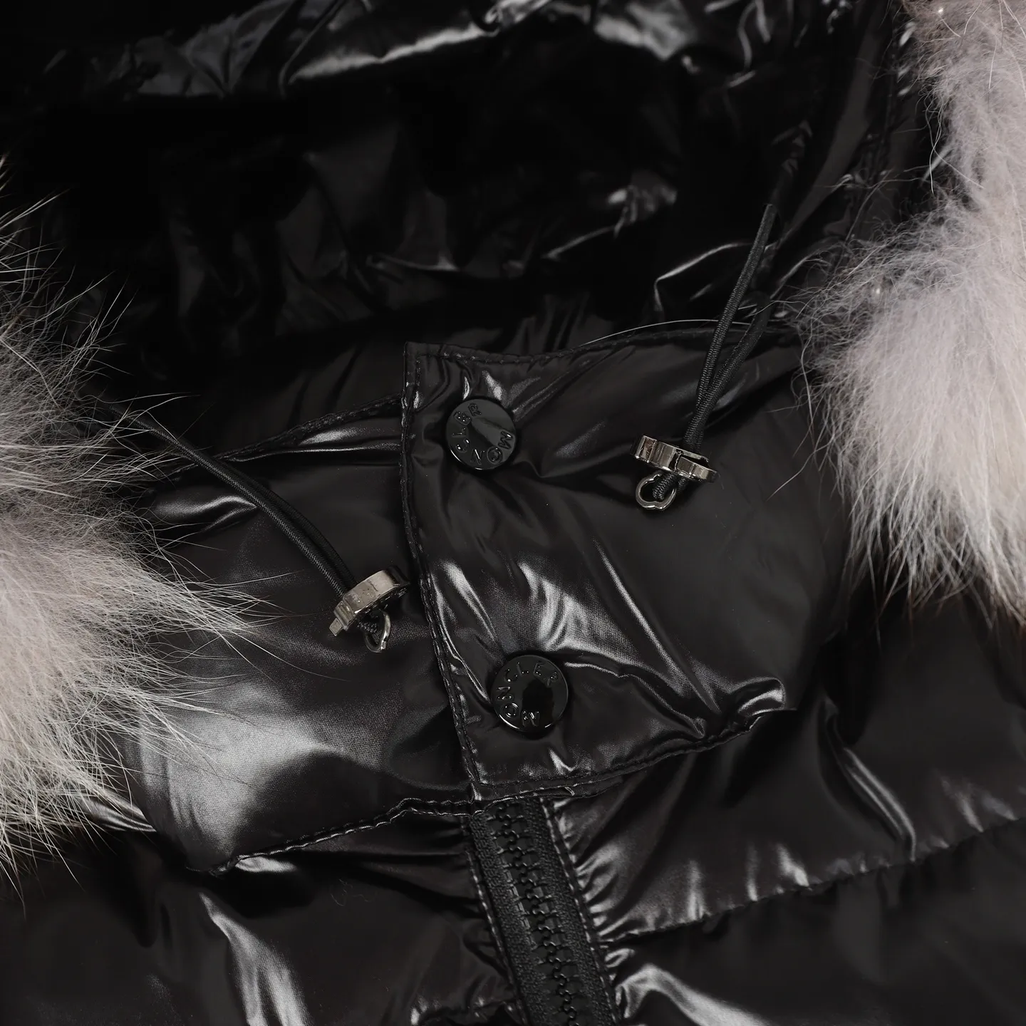 P1160 Moncler/Moncler Autumn and Winter Classic Fudson Extra Long Hooded Down Jacket Customized imported fox fur big fur collar! All details of the development of hardware accessories are fully handled! The elastic waist buckle cinches the waist and creates a perfect fit for the upper body. The effect is great! On snowy days ❄️A must-have for travel to keep warm and avoid bulking up! Versatile, fashionable and handsome! The original matte memory silk fabric has a crisp and stylish texture. The upper body is so beautiful that it has no friends. Size: 1/2/3/4