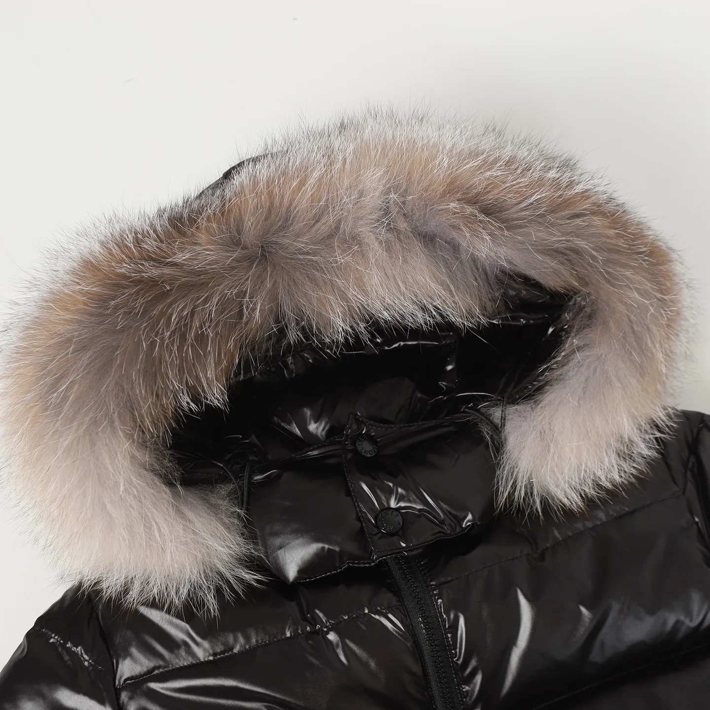 P1160 Moncler/Moncler Autumn and Winter Classic Fudson Extra Long Hooded Down Jacket Customized imported fox fur big fur collar! All details of the development of hardware accessories are fully handled! The elastic waist buckle cinches the waist and creates a perfect fit for the upper body. The effect is great! On snowy days ❄️A must-have for travel to keep warm and avoid bulking up! Versatile, fashionable and handsome! The original matte memory silk fabric has a crisp and stylish texture. The upper body is so beautiful that it has no friends. Size: 1/2/3/4
