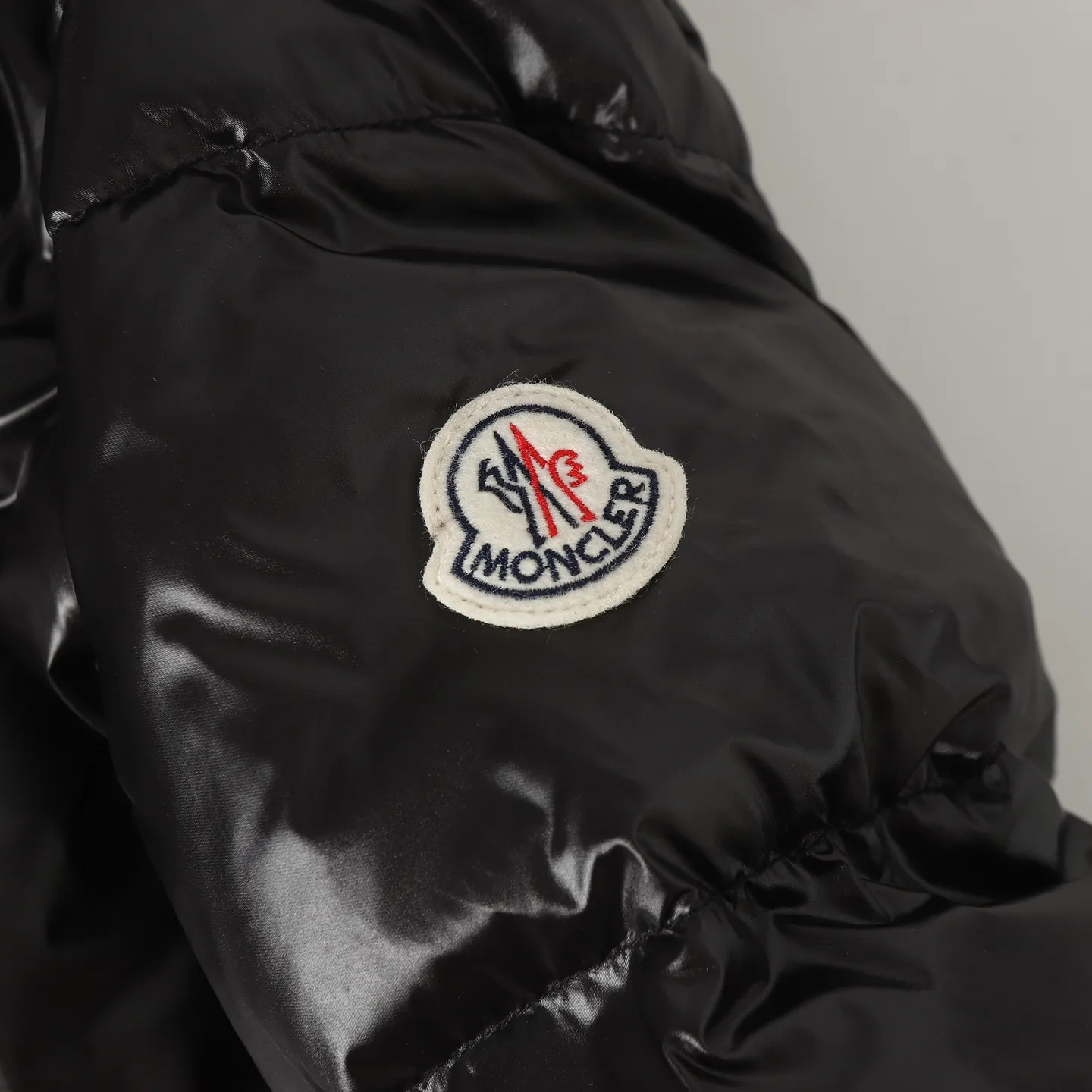 P1160 Moncler/Moncler Autumn and Winter Classic Fudson Extra Long Hooded Down Jacket Customized imported fox fur big fur collar! All details of the development of hardware accessories are fully handled! The elastic waist buckle cinches the waist and creates a perfect fit for the upper body. The effect is great! On snowy days ❄️A must-have for travel to keep warm and avoid bulking up! Versatile, fashionable and handsome! The original matte memory silk fabric has a crisp and stylish texture. The upper body is so beautiful that it has no friends. Size: 1/2/3/4