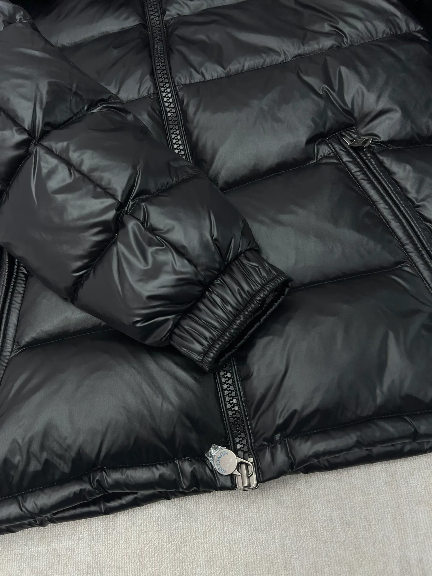 P870 25ss new Maya series Moncler Maya Hooded Short Down Jacket solid color detachable hood zipper short long-sleeved down jacket high version code number: 1.2.3.4.5.