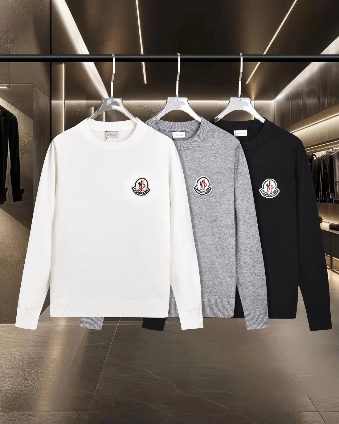 P236 Moncler/muzzle 25Fw classic chest Logo letter badge logo casual knitted pullover sweater 2025FW official website new original fabric official same style Selected sweater customization Imported wool fabric High-end version, counter custom fabric High breathability and comfort, exquisite workmanship, impeccable detail processing, ✅ custom logo engraved buttons, three labels complete. Brand element design concept reflects high quality. It feels delicate and soft! Presenting a casual cut, the upper body shape is great 🐍 Color; black, white and gray Size: M-XXXL
