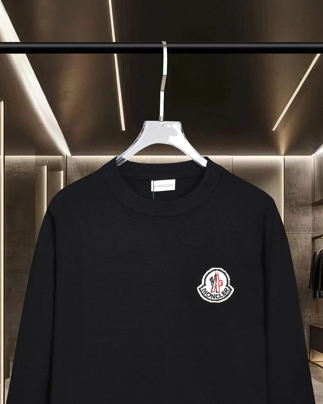 P236 Moncler/muzzle 25Fw classic chest Logo letter badge logo casual knitted pullover sweater 2025FW official website new original fabric official same style Selected sweater customization Imported wool fabric High-end version, counter custom fabric High breathability and comfort, exquisite workmanship, impeccable detail processing, ✅ custom logo engraved buttons, three labels complete. Brand element design concept reflects high quality. It feels delicate and soft! Presenting a casual cut, the upper body shape is great 🐍 Color; black, white and gray Size: M-XXXL