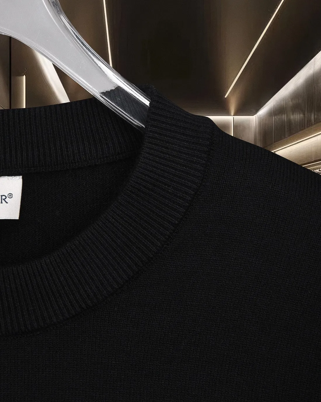 P236 Moncler/muzzle 25Fw classic chest Logo letter badge logo casual knitted pullover sweater 2025FW official website new original fabric official same style Selected sweater customization Imported wool fabric High-end version, counter custom fabric High breathability and comfort, exquisite workmanship, impeccable detail processing, ✅ custom logo engraved buttons, three labels complete. Brand element design concept reflects high quality. It feels delicate and soft! Presenting a casual cut, the upper body shape is great 🐍 Color; black, white and gray Size: M-XXXL