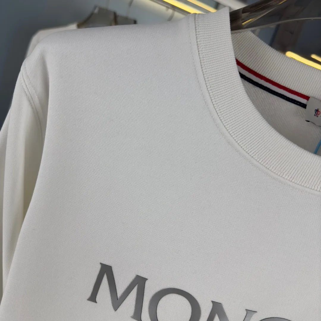 P210 Actual photo of high version sweatshirt) [Long-term stock] 〖𝐌𝐎𝐍𝐂𝐋𝐄𝐑~Meng Mou〗 Made of 440g heavyweight fabric. It is different from the market currency. It can be matched with any variety and it will be properly handsome😎The whole dress is made of double waistcoats. The double waistcoats make the whole dress more three-dimensional. It is not an ordinary factory that can do such fine work. 2025 T stage spring catwalk version, on sale at counters, round neck terry sweatshirt, high-end double-ply cotton, custom-made stretch ribs, dyed in the same vat, complete with three standards, matched with exquisite embroidered LOGO on the chest, simple and advanced, same style for men and women. Color: black, apricot, white, size: S M L XL 2XL