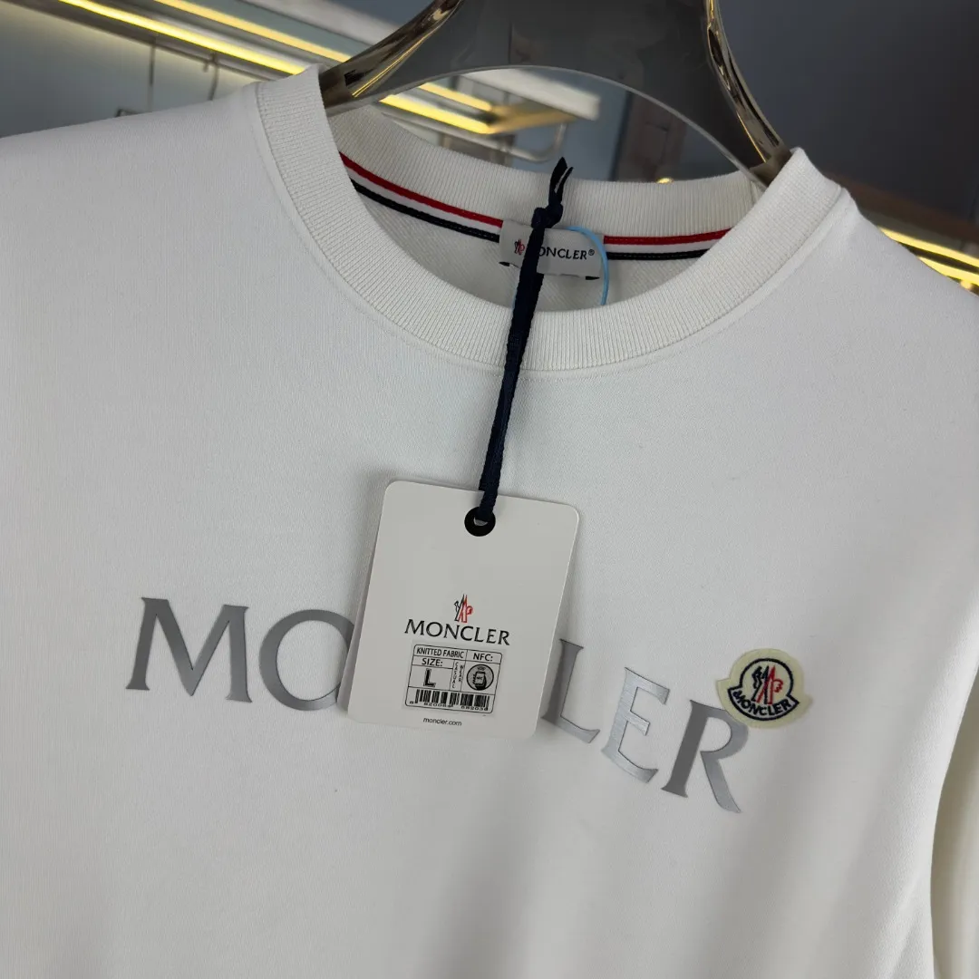 P210 Actual photo of high version sweatshirt) [Long-term stock] 〖𝐌𝐎𝐍𝐂𝐋𝐄𝐑~Meng Mou〗 Made of 440g heavyweight fabric. It is different from the market currency. It can be matched with any variety and it will be properly handsome😎The whole dress is made of double waistcoats. The double waistcoats make the whole dress more three-dimensional. It is not an ordinary factory that can do such fine work. 2025 T stage spring catwalk version, on sale at counters, round neck terry sweatshirt, high-end double-ply cotton, custom-made stretch ribs, dyed in the same vat, complete with three standards, matched with exquisite embroidered LOGO on the chest, simple and advanced, same style for men and women. Color: black, apricot, white, size: S M L XL 2XL
