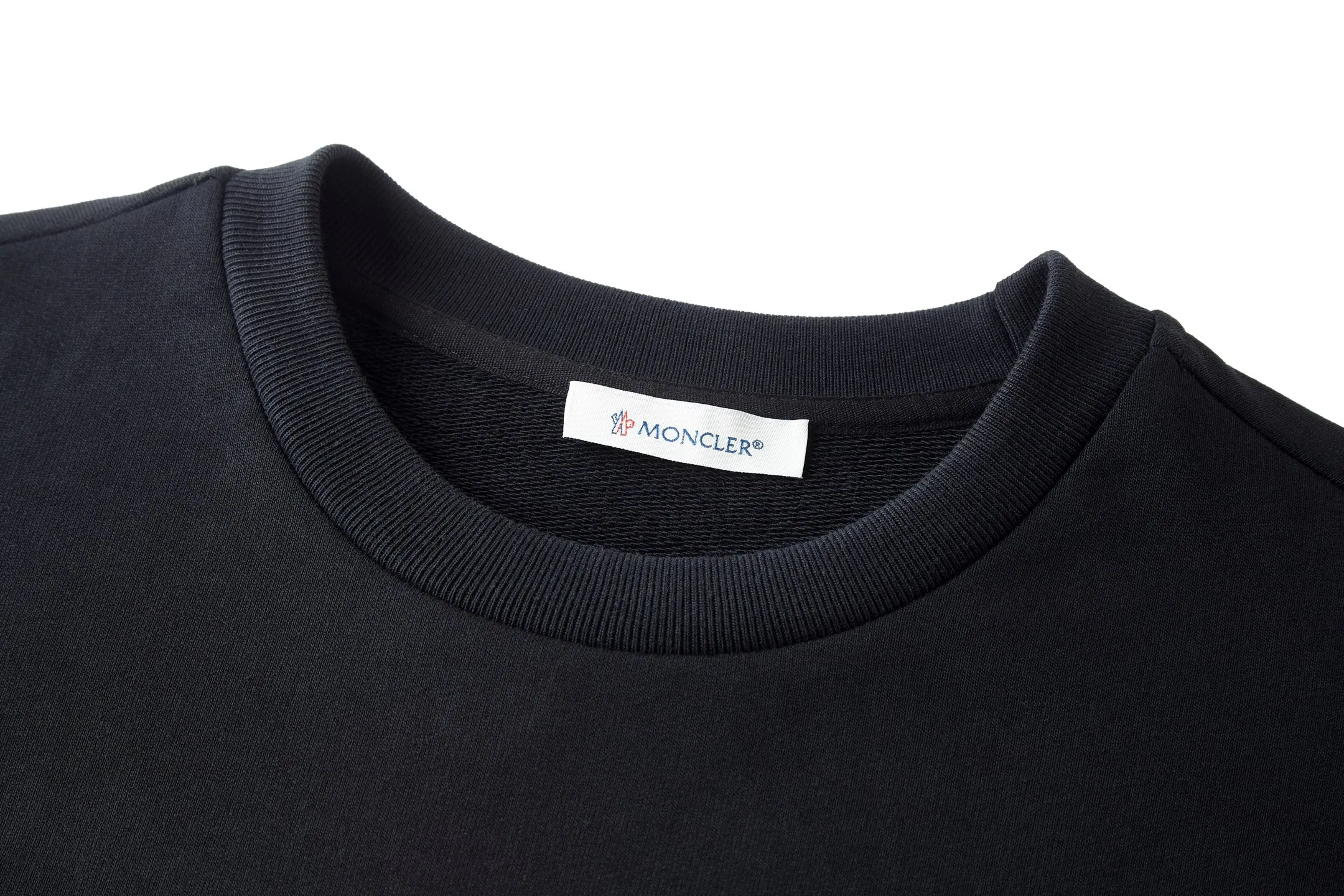 P330 Exclusive supply] Moncler flower logo round neck sweatshirt. The original version was purchased for 5,950 and developed. The fabric is made of 380g double-strand pure cotton terry. The thread is matched with 1*1 double yarn thread. Matching dyeing in the same vat. The embroidery uses 3D three-dimensional embroidery technology, and the original computer scan and print is restored 1:1. There is a brand logo icon in the middle of the flower, as well as MONCLER embroidery. This cotton-blend sweatshirt is inspired by Grenoble's coat of arms and features a floral logo patch. Pair with matching T-shirt and shorts for a casual ensemble. Round neck in cotton and modal-blend fleece with embroidered floral logo patch. Size:S/M/L/XL