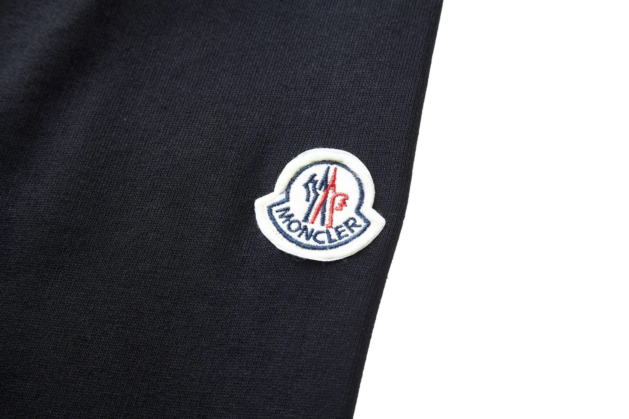P330 Exclusive supply] Moncler flower logo round neck sweatshirt. The original version was purchased for 5,950 and developed. The fabric is made of 380g double-strand pure cotton terry. The thread is matched with 1*1 double yarn thread. Matching dyeing in the same vat. The embroidery uses 3D three-dimensional embroidery technology, and the original computer scan and print is restored 1:1. There is a brand logo icon in the middle of the flower, as well as MONCLER embroidery. This cotton-blend sweatshirt is inspired by Grenoble's coat of arms and features a floral logo patch. Pair with matching T-shirt and shorts for a casual ensemble. Round neck in cotton and modal-blend fleece with embroidered floral logo patch. Size:S/M/L/XL