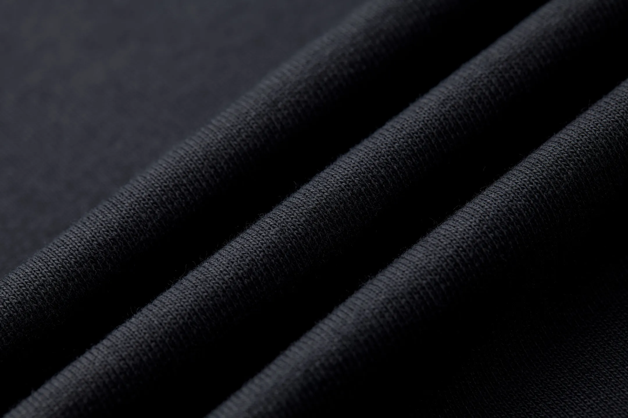 P330 Exclusive supply] Moncler flower logo round neck sweatshirt. The original version was purchased for 5,950 and developed. The fabric is made of 380g double-strand pure cotton terry. The thread is matched with 1*1 double yarn thread. Matching dyeing in the same vat. The embroidery uses 3D three-dimensional embroidery technology, and the original computer scan and print is restored 1:1. There is a brand logo icon in the middle of the flower, as well as MONCLER embroidery. This cotton-blend sweatshirt is inspired by Grenoble's coat of arms and features a floral logo patch. Pair with matching T-shirt and shorts for a casual ensemble. Round neck in cotton and modal-blend fleece with embroidered floral logo patch. Size:S/M/L/XL