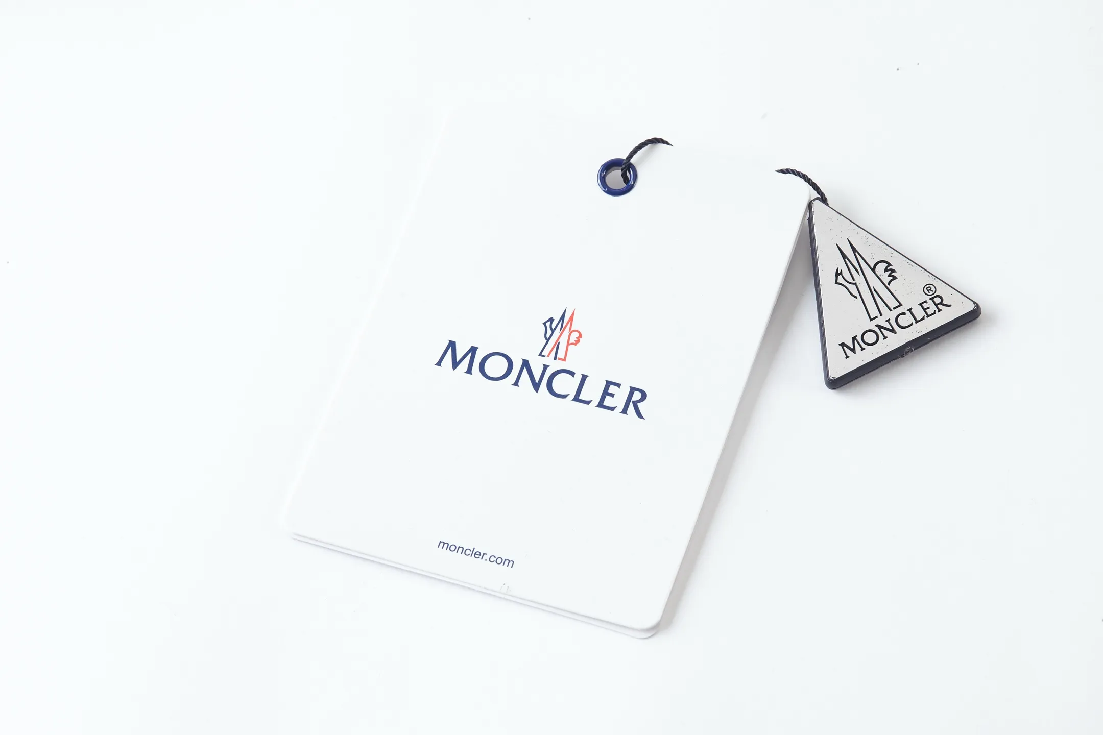 P330 Exclusive supply] Moncler flower logo round neck sweatshirt. The original version was purchased for 5,950 and developed. The fabric is made of 380g double-strand pure cotton terry. The thread is matched with 1*1 double yarn thread. Matching dyeing in the same vat. The embroidery uses 3D three-dimensional embroidery technology, and the original computer scan and print is restored 1:1. There is a brand logo icon in the middle of the flower, as well as MONCLER embroidery. This cotton-blend sweatshirt is inspired by Grenoble's coat of arms and features a floral logo patch. Pair with matching T-shirt and shorts for a casual ensemble. Round neck in cotton and modal-blend fleece with embroidered floral logo patch. Size:S/M/L/XL
