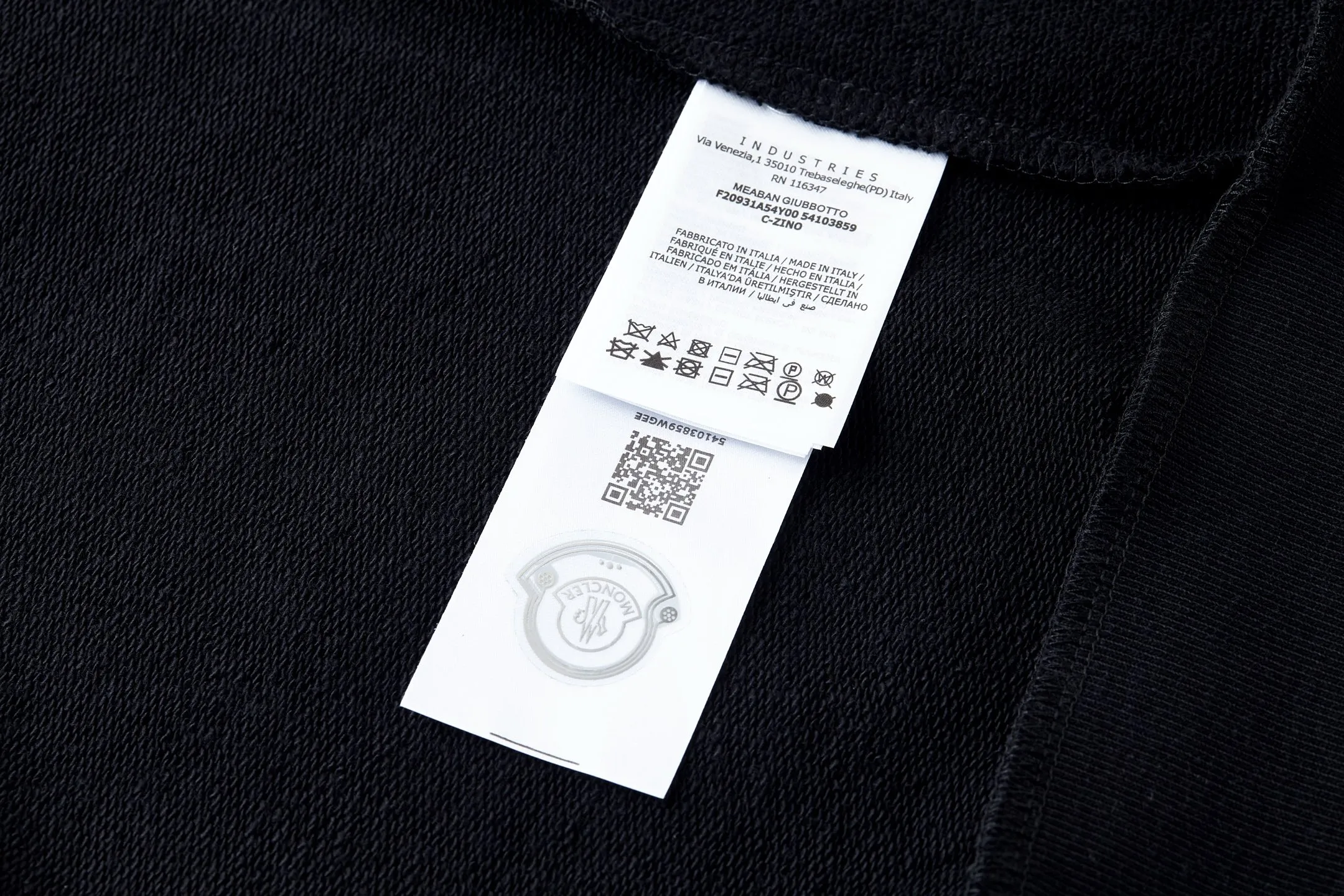 P330 Exclusive supply] Moncler flower logo round neck sweatshirt. The original version was purchased for 5,950 and developed. The fabric is made of 380g double-strand pure cotton terry. The thread is matched with 1*1 double yarn thread. Matching dyeing in the same vat. The embroidery uses 3D three-dimensional embroidery technology, and the original computer scan and print is restored 1:1. There is a brand logo icon in the middle of the flower, as well as MONCLER embroidery. This cotton-blend sweatshirt is inspired by Grenoble's coat of arms and features a floral logo patch. Pair with matching T-shirt and shorts for a casual ensemble. Round neck in cotton and modal-blend fleece with embroidered floral logo patch. Size:S/M/L/XL
