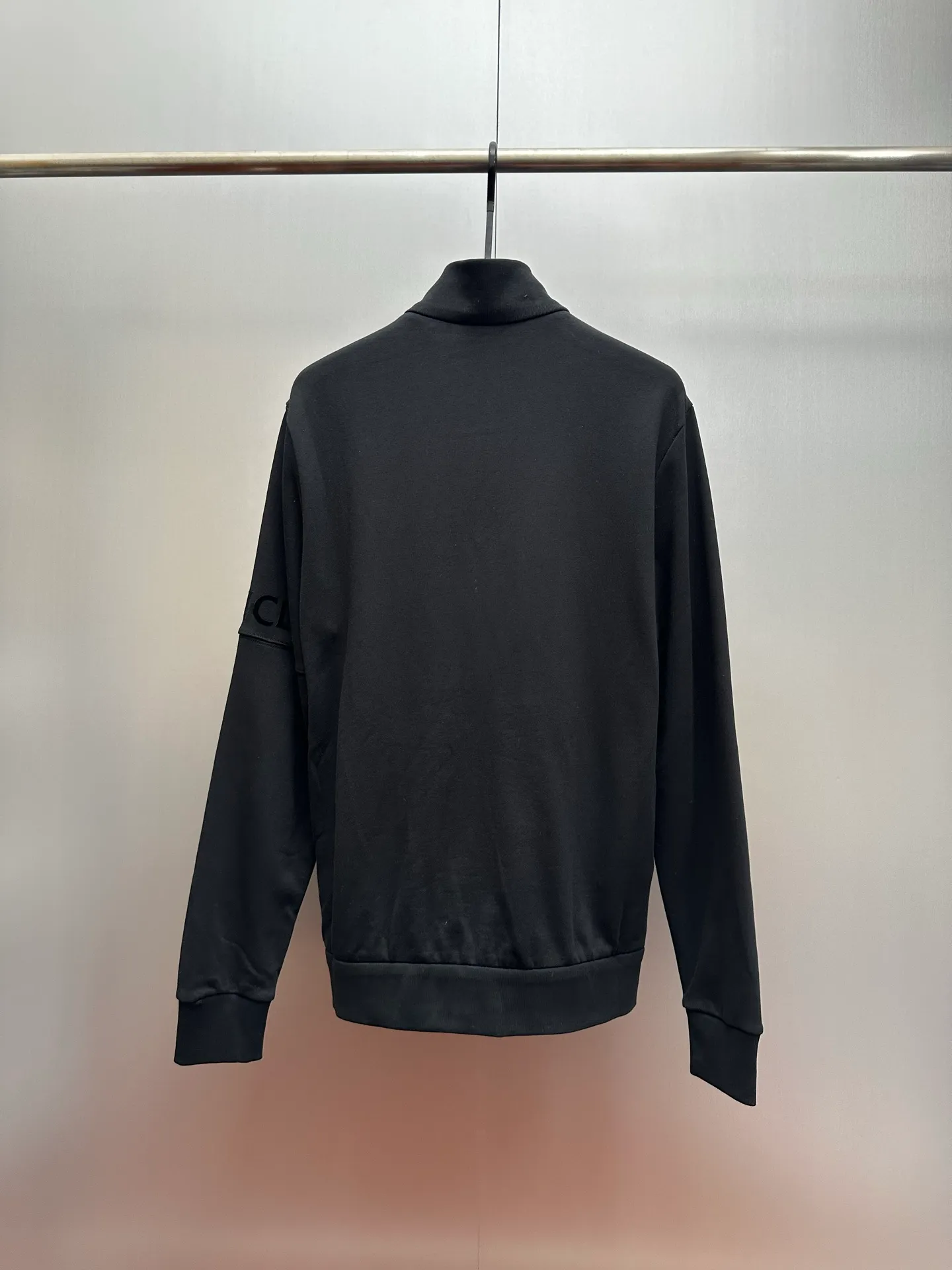 P450 MONCLER stand collar cotton solid color zipper sweatshirt, purchased and developed at 7300, 480g Austrian cotton sweatshirt fabric, 180g combed cotton plain lining, 380g 1*1 trendy brand rib, fabric fermentation wash, high temperature heat transfer, customized 1:1 chapter, customized 1:1 zipper, customized 1:1 trademark, fitted version size: S M L XL