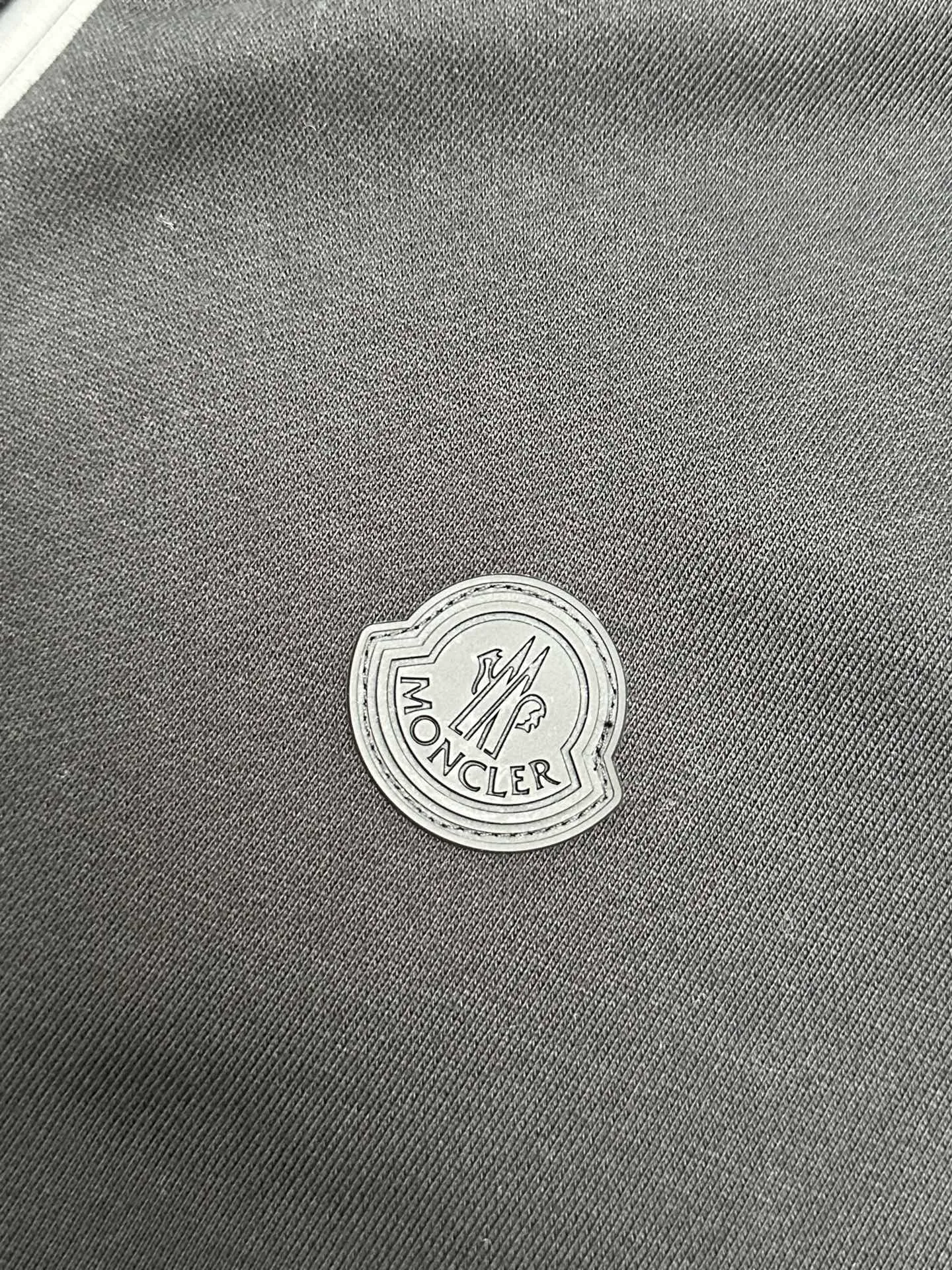 P450 MONCLER stand collar cotton solid color zipper sweatshirt, purchased and developed at 7300, 480g Austrian cotton sweatshirt fabric, 180g combed cotton plain lining, 380g 1*1 trendy brand rib, fabric fermentation wash, high temperature heat transfer, customized 1:1 chapter, customized 1:1 zipper, customized 1:1 trademark, fitted version size: S M L XL