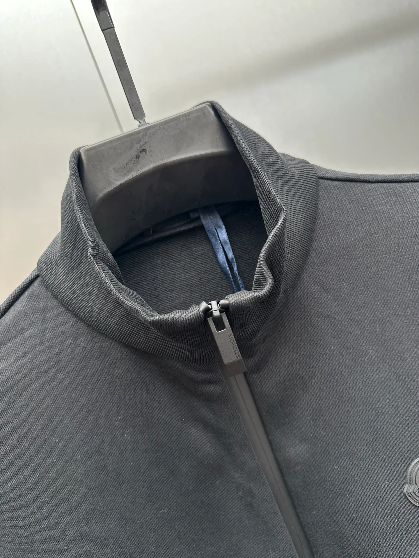 P450 MONCLER stand collar cotton solid color zipper sweatshirt, purchased and developed at 7300, 480g Austrian cotton sweatshirt fabric, 180g combed cotton plain lining, 380g 1*1 trendy brand rib, fabric fermentation wash, high temperature heat transfer, customized 1:1 chapter, customized 1:1 zipper, customized 1:1 trademark, fitted version size: S M L XL