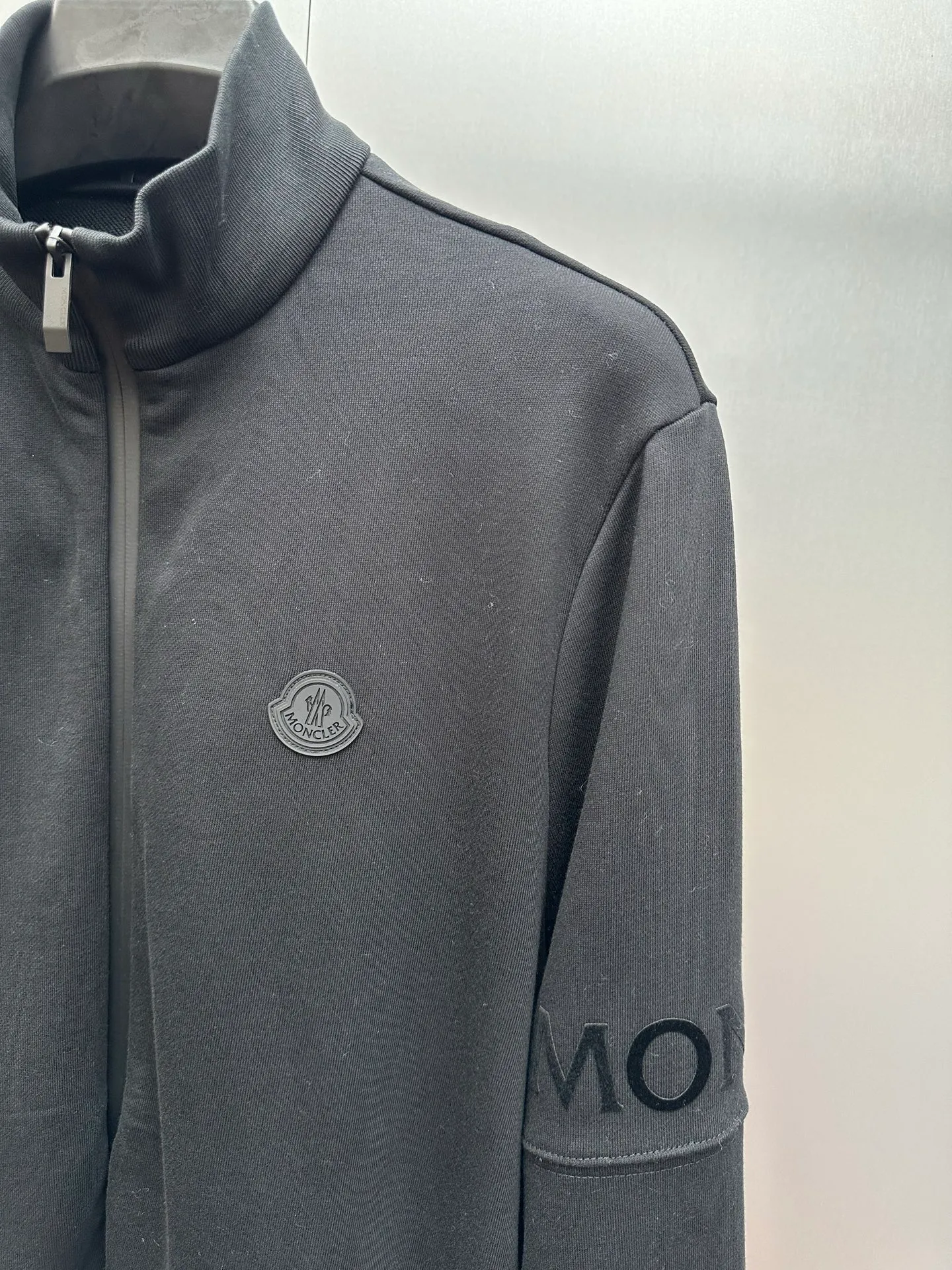 P450 MONCLER stand collar cotton solid color zipper sweatshirt, purchased and developed at 7300, 480g Austrian cotton sweatshirt fabric, 180g combed cotton plain lining, 380g 1*1 trendy brand rib, fabric fermentation wash, high temperature heat transfer, customized 1:1 chapter, customized 1:1 zipper, customized 1:1 trademark, fitted version size: S M L XL