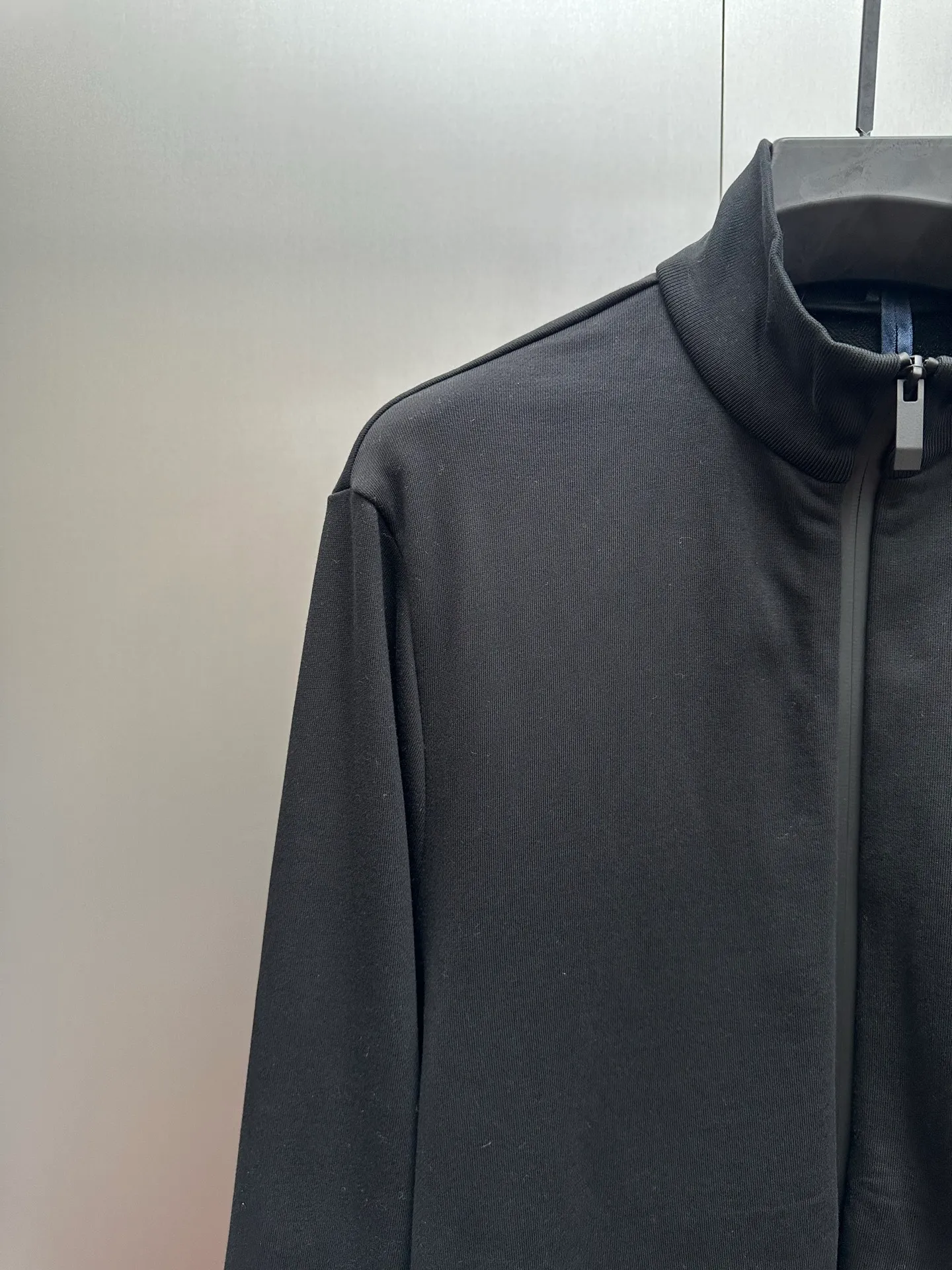P450 MONCLER stand collar cotton solid color zipper sweatshirt, purchased and developed at 7300, 480g Austrian cotton sweatshirt fabric, 180g combed cotton plain lining, 380g 1*1 trendy brand rib, fabric fermentation wash, high temperature heat transfer, customized 1:1 chapter, customized 1:1 zipper, customized 1:1 trademark, fitted version size: S M L XL