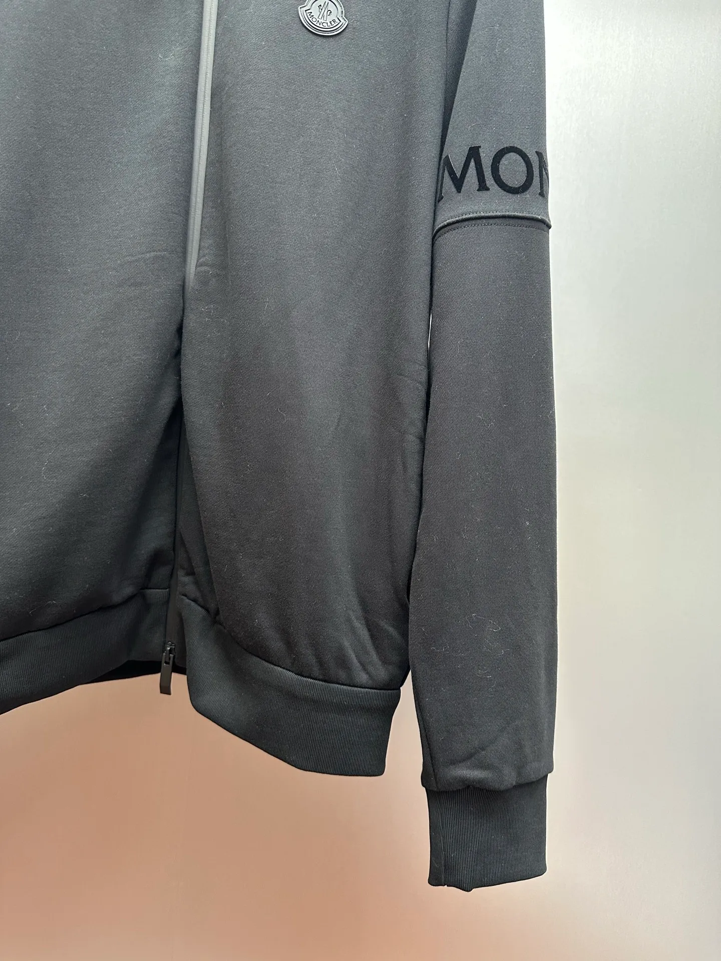 P450 MONCLER stand collar cotton solid color zipper sweatshirt, purchased and developed at 7300, 480g Austrian cotton sweatshirt fabric, 180g combed cotton plain lining, 380g 1*1 trendy brand rib, fabric fermentation wash, high temperature heat transfer, customized 1:1 chapter, customized 1:1 zipper, customized 1:1 trademark, fitted version size: S M L XL