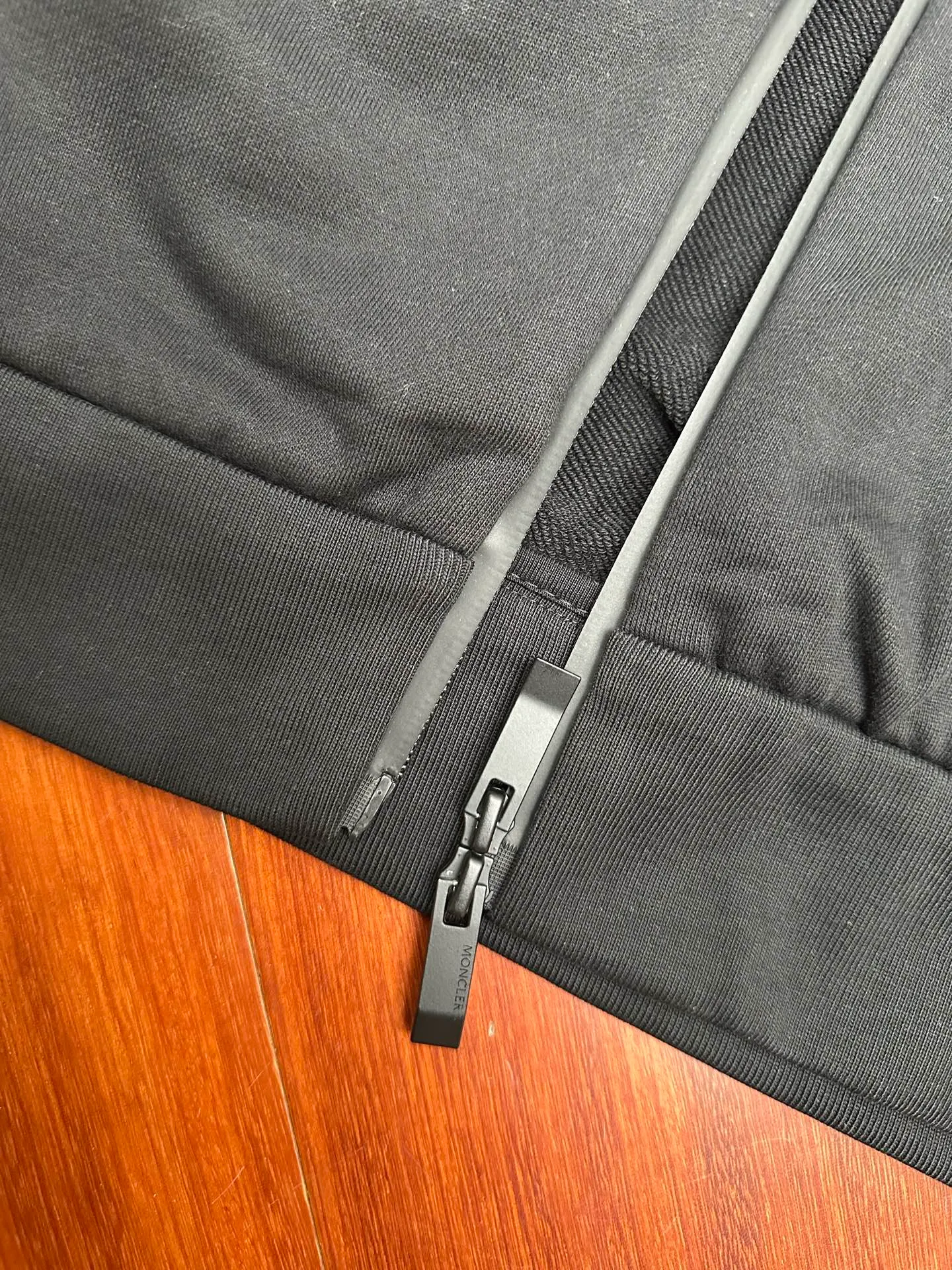P450 MONCLER stand collar cotton solid color zipper sweatshirt, purchased and developed at 7300, 480g Austrian cotton sweatshirt fabric, 180g combed cotton plain lining, 380g 1*1 trendy brand rib, fabric fermentation wash, high temperature heat transfer, customized 1:1 chapter, customized 1:1 zipper, customized 1:1 trademark, fitted version size: S M L XL