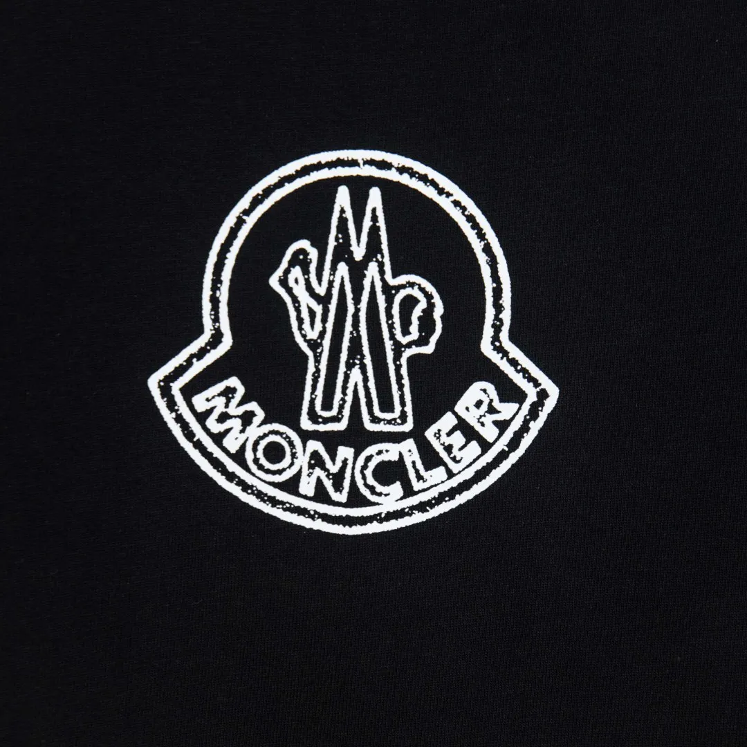 P190 zp version [exclusive supply] MONCLER/muzzled 300g round neck short-sleeved T-shirt brand classic badge letter LOGO embossed process official synchronization high version high quality fashionable personality versatile trend pure original quality original fabric hang tag collar label washed wheat three standards complete Color: Black. White. Size: S M L XL XXL Number: WS10029