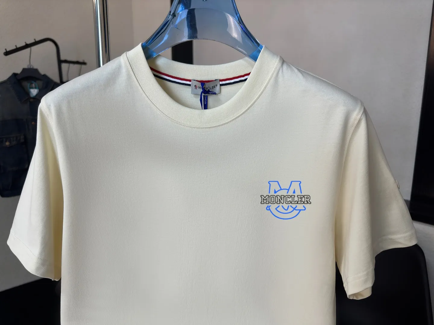 P140 Upgraded version "Mobile phone smart sensor ~ NFC chip armband ~ Direct access to the official website for anti-counterfeiting" "Moncler ~ Mouth Mouth" 2025 new high-quality round neck short-sleeved T-shirt. The cuffs have imported embroidered labels. Customized dyeing, very comfortable to touch. Super versatile and good-looking short-sleeved. Complete with three labels. Non-market ordinary version. Feel free to compare. Quality is absolutely guaranteed! ‼ First of all, this original fabric is all custom-woven with 32-count double yarn fabric, 250G, and the weight is the same‼ Fine workmanship, double waistcoat method, double waistcoat method, double waistcoat method makes the whole dress more three-dimensional, which is not a craft that ordinary T-shirts can achieve🤪 Size: S-M-L-XL-2XL Color: black, white, apricot, same style for men and women