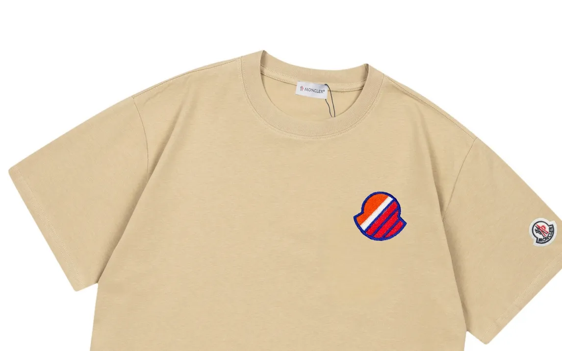 P150 Moncler 2026 early spring new style Imported machine high-density embroidered badge logo Customized small armband Same style for men and women Short-sleeved T-shirt ·Customized 300g 100% double yarn pure cotton fabric ·Dyeing 32 counts double-strand thread ·Collar label, hangtag, main mark and three labels complete Color: Khaki Size: XS S M L