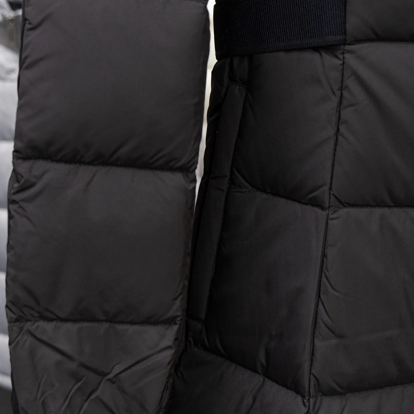 P1020 top version 🆕 (Little Red Book’s popular model The Runaway Princess) MONCLER/Mongolian 24ss Disney Runaway Princess Series Long Corset Winter New Product Long Style Women’s Runaway Princess must-have hot style. Women’s long down interprets classic items in new proportions, showing impeccable fashion style. Product Details The long down is made of polyester fabric and has a slim, wide silhouette. It has a nipped-in waist and a lightweight lining. The three-dimensional hood adds a finishing touch to the style. Size: 0/1/2/3
