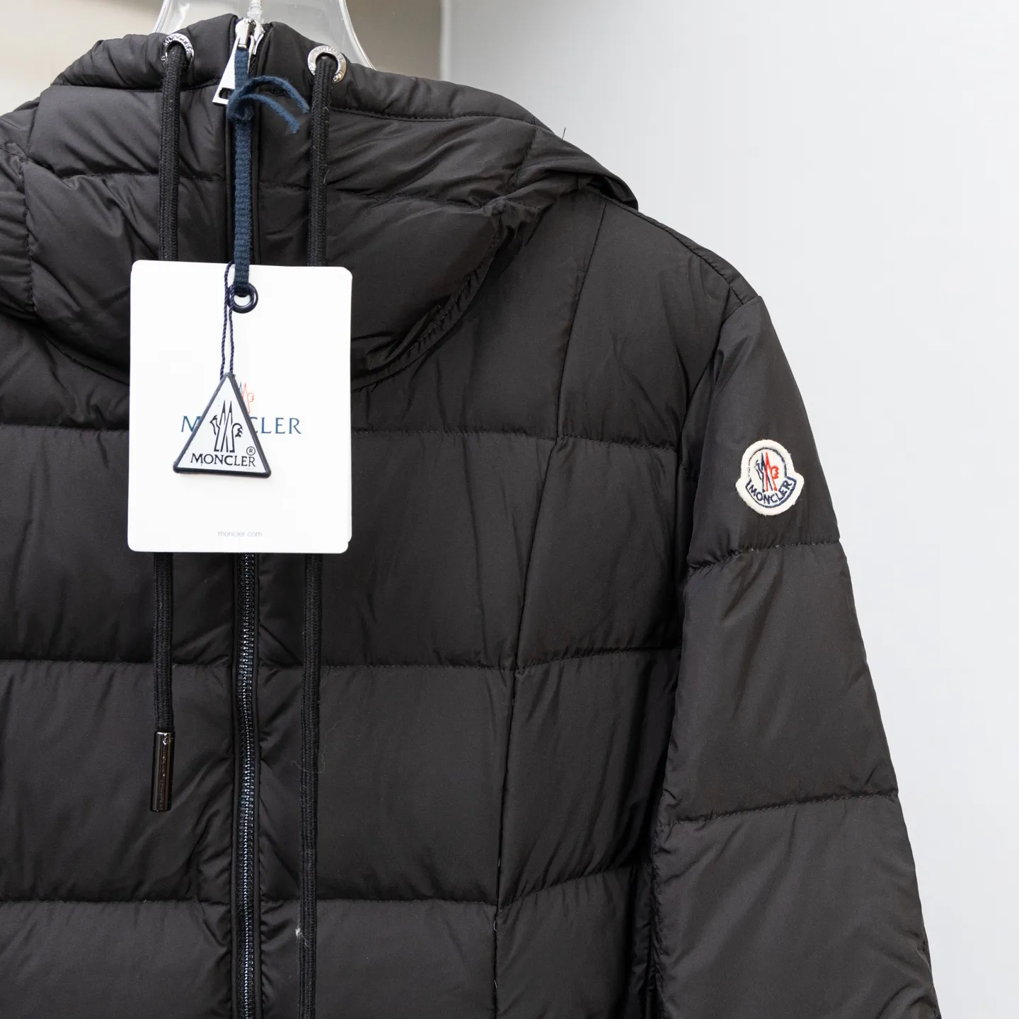P1020 top version 🆕 (Little Red Book’s popular model The Runaway Princess) MONCLER/Mongolian 24ss Disney Runaway Princess Series Long Corset Winter New Product Long Style Women’s Runaway Princess must-have hot style. Women’s long down interprets classic items in new proportions, showing impeccable fashion style. Product Details The long down is made of polyester fabric and has a slim, wide silhouette. It has a nipped-in waist and a lightweight lining. The three-dimensional hood adds a finishing touch to the style. Size: 0/1/2/3