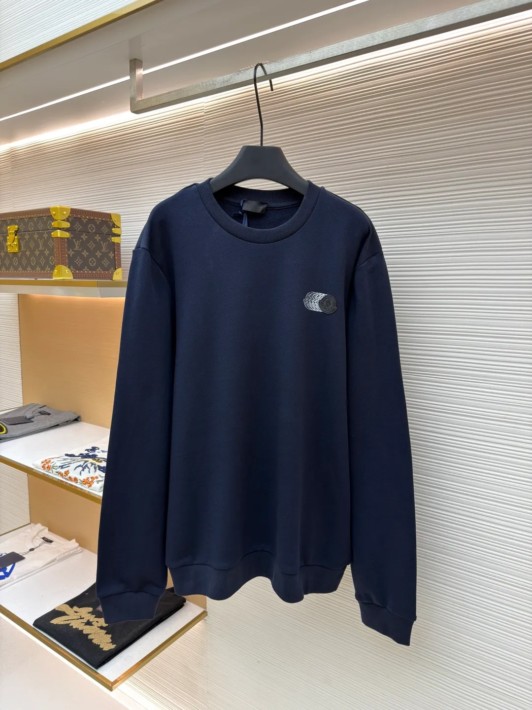 P390 Moncler round neck long sleeve faded logo cotton sweatshirt ●Original version: Purchased and developed for 4900 ●Item number: 1681631-A65 ●Fabric: Austrian cotton double yarn sweatshirt fabric ●Technology: glue printing ●Color: navy ●Version: fitted version ●Weight: about 580 grams ●Size: S-M-L-XL ●Description: This dark blue sweatshirt is made of high-quality cotton blended fabric, which is soft and delicate to the touch and has good warmth retention. It has been treated with a special washing process to present a unique aged texture and soft color. The three-dimensional tailoring fits the body shape, and the round neck design is simple and elegant, making it comfortable and natural to wear. The brand logo embroidery on the chest is exquisite and delicate, highlighting the brand identity. The body of the garment adopts flat-turn open-stitching technology, the stitches are even and flat, and the lines are clear and smooth. The pockets on both sides are designed to be practical and beautiful, and the edges are reinforced to ensure durability. The ribbed design on the hem and cuffs is both windproof and warm and can modify your figure. The entire sweatshirt reflects the ultimate pursuit of quality and craftsmanship from fabric selection, tailoring to detail processing. It not only retains the elegant style of the classic item, but also incorporates modern design language, making it suitable for various occasions and showing a low-key and luxurious fashion attitude. The overall wiring is straight and delicate, the fabric is comfortable and soft, and the color is consistent without color difference. It can be matched with the same style to create a fashionable look and control various occasions. Customized accessories, complete with three standards, same style for men and women!