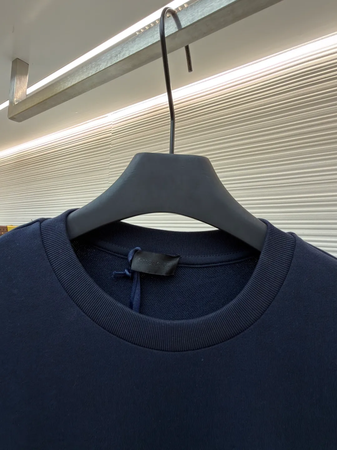 P390 Moncler round neck long sleeve faded logo cotton sweatshirt ●Original version: Purchased and developed for 4900 ●Item number: 1681631-A65 ●Fabric: Austrian cotton double yarn sweatshirt fabric ●Technology: glue printing ●Color: navy ●Version: fitted version ●Weight: about 580 grams ●Size: S-M-L-XL ●Description: This dark blue sweatshirt is made of high-quality cotton blended fabric, which is soft and delicate to the touch and has good warmth retention. It has been treated with a special washing process to present a unique aged texture and soft color. The three-dimensional tailoring fits the body shape, and the round neck design is simple and elegant, making it comfortable and natural to wear. The brand logo embroidery on the chest is exquisite and delicate, highlighting the brand identity. The body of the garment adopts flat-turn open-stitching technology, the stitches are even and flat, and the lines are clear and smooth. The pockets on both sides are designed to be practical and beautiful, and the edges are reinforced to ensure durability. The ribbed design on the hem and cuffs is both windproof and warm and can modify your figure. The entire sweatshirt reflects the ultimate pursuit of quality and craftsmanship from fabric selection, tailoring to detail processing. It not only retains the elegant style of the classic item, but also incorporates modern design language, making it suitable for various occasions and showing a low-key and luxurious fashion attitude. The overall wiring is straight and delicate, the fabric is comfortable and soft, and the color is consistent without color difference. It can be matched with the same style to create a fashionable look and control various occasions. Customized accessories, complete with three standards, same style for men and women!
