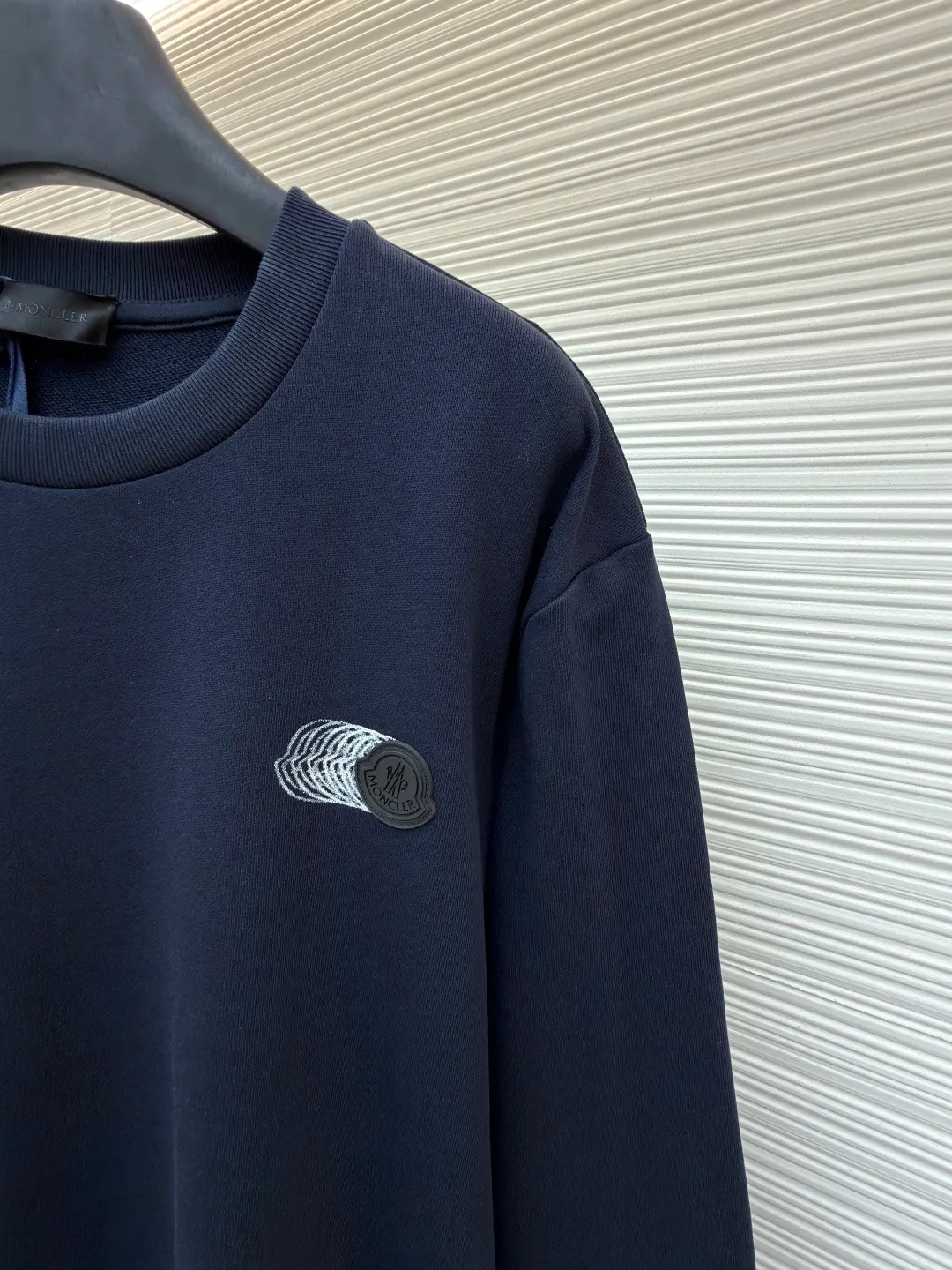 P390 Moncler round neck long sleeve faded logo cotton sweatshirt ●Original version: Purchased and developed for 4900 ●Item number: 1681631-A65 ●Fabric: Austrian cotton double yarn sweatshirt fabric ●Technology: glue printing ●Color: navy ●Version: fitted version ●Weight: about 580 grams ●Size: S-M-L-XL ●Description: This dark blue sweatshirt is made of high-quality cotton blended fabric, which is soft and delicate to the touch and has good warmth retention. It has been treated with a special washing process to present a unique aged texture and soft color. The three-dimensional tailoring fits the body shape, and the round neck design is simple and elegant, making it comfortable and natural to wear. The brand logo embroidery on the chest is exquisite and delicate, highlighting the brand identity. The body of the garment adopts flat-turn open-stitching technology, the stitches are even and flat, and the lines are clear and smooth. The pockets on both sides are designed to be practical and beautiful, and the edges are reinforced to ensure durability. The ribbed design on the hem and cuffs is both windproof and warm and can modify your figure. The entire sweatshirt reflects the ultimate pursuit of quality and craftsmanship from fabric selection, tailoring to detail processing. It not only retains the elegant style of the classic item, but also incorporates modern design language, making it suitable for various occasions and showing a low-key and luxurious fashion attitude. The overall wiring is straight and delicate, the fabric is comfortable and soft, and the color is consistent without color difference. It can be matched with the same style to create a fashionable look and control various occasions. Customized accessories, complete with three standards, same style for men and women!