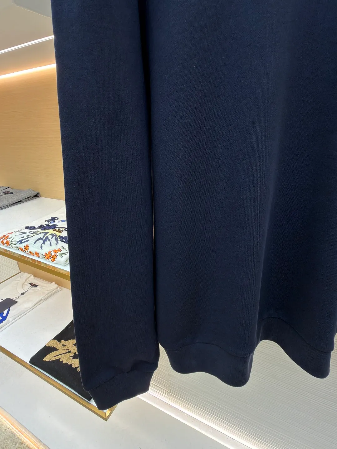 P390 Moncler round neck long sleeve faded logo cotton sweatshirt ●Original version: Purchased and developed for 4900 ●Item number: 1681631-A65 ●Fabric: Austrian cotton double yarn sweatshirt fabric ●Technology: glue printing ●Color: navy ●Version: fitted version ●Weight: about 580 grams ●Size: S-M-L-XL ●Description: This dark blue sweatshirt is made of high-quality cotton blended fabric, which is soft and delicate to the touch and has good warmth retention. It has been treated with a special washing process to present a unique aged texture and soft color. The three-dimensional tailoring fits the body shape, and the round neck design is simple and elegant, making it comfortable and natural to wear. The brand logo embroidery on the chest is exquisite and delicate, highlighting the brand identity. The body of the garment adopts flat-turn open-stitching technology, the stitches are even and flat, and the lines are clear and smooth. The pockets on both sides are designed to be practical and beautiful, and the edges are reinforced to ensure durability. The ribbed design on the hem and cuffs is both windproof and warm and can modify your figure. The entire sweatshirt reflects the ultimate pursuit of quality and craftsmanship from fabric selection, tailoring to detail processing. It not only retains the elegant style of the classic item, but also incorporates modern design language, making it suitable for various occasions and showing a low-key and luxurious fashion attitude. The overall wiring is straight and delicate, the fabric is comfortable and soft, and the color is consistent without color difference. It can be matched with the same style to create a fashionable look and control various occasions. Customized accessories, complete with three standards, same style for men and women!