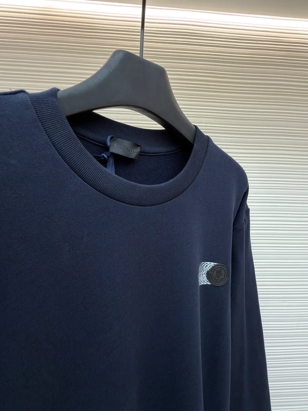 P390 Moncler round neck long sleeve faded logo cotton sweatshirt ●Original version: Purchased and developed for 4900 ●Item number: 1681631-A65 ●Fabric: Austrian cotton double yarn sweatshirt fabric ●Technology: glue printing ●Color: navy ●Version: fitted version ●Weight: about 580 grams ●Size: S-M-L-XL ●Description: This dark blue sweatshirt is made of high-quality cotton blended fabric, which is soft and delicate to the touch and has good warmth retention. It has been treated with a special washing process to present a unique aged texture and soft color. The three-dimensional tailoring fits the body shape, and the round neck design is simple and elegant, making it comfortable and natural to wear. The brand logo embroidery on the chest is exquisite and delicate, highlighting the brand identity. The body of the garment adopts flat-turn open-stitching technology, the stitches are even and flat, and the lines are clear and smooth. The pockets on both sides are designed to be practical and beautiful, and the edges are reinforced to ensure durability. The ribbed design on the hem and cuffs is both windproof and warm and can modify your figure. The entire sweatshirt reflects the ultimate pursuit of quality and craftsmanship from fabric selection, tailoring to detail processing. It not only retains the elegant style of the classic item, but also incorporates modern design language, making it suitable for various occasions and showing a low-key and luxurious fashion attitude. The overall wiring is straight and delicate, the fabric is comfortable and soft, and the color is consistent without color difference. It can be matched with the same style to create a fashionable look and control various occasions. Customized accessories, complete with three standards, same style for men and women!