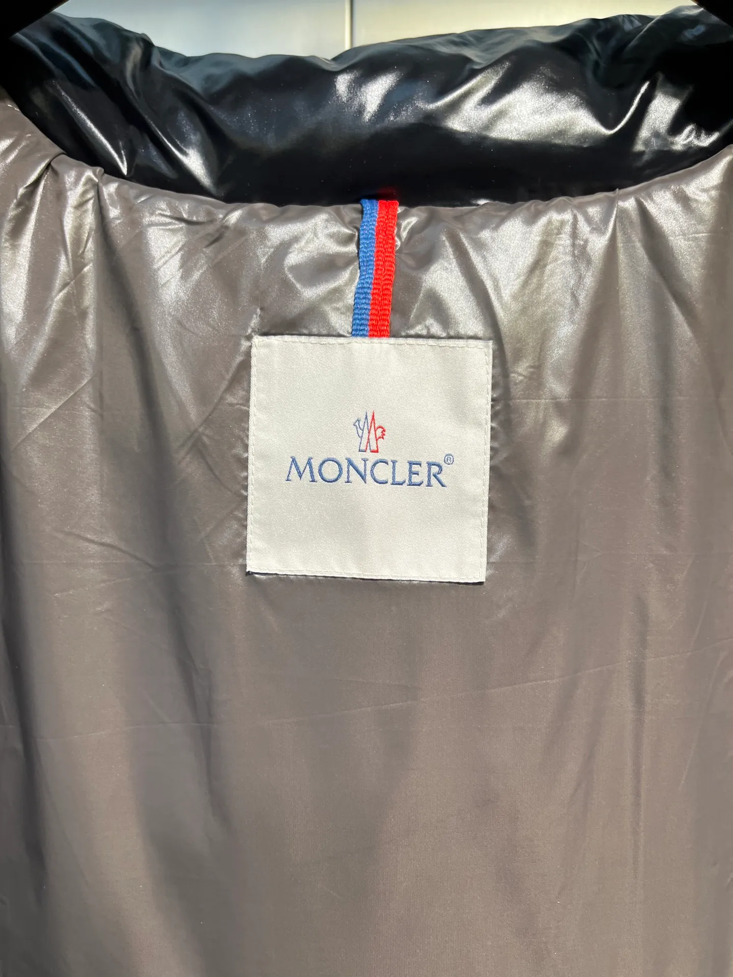 P700 𝗠𝗼𝗻𝗰𝗹𝗲𝗿 𝗠𝗮𝘆𝗮/ Moncler's top-quality Maya down jacket is a super hot style that you can't buy in winter. Eason Chan, Nicholas Tse, and Zhao Lusi have been wearing it one after another. They speak for themselves with their strength, a veteran-level style. This series is known for its fluffy bread style and glossy effect. It is the most popular series in the classic main line of the M family. Buying at the counter and from the official website is basically a matter of rush! Promise me to buy it soon! Just needed series! ! Don’t wait until winter when it’s hard to get one size: 123456