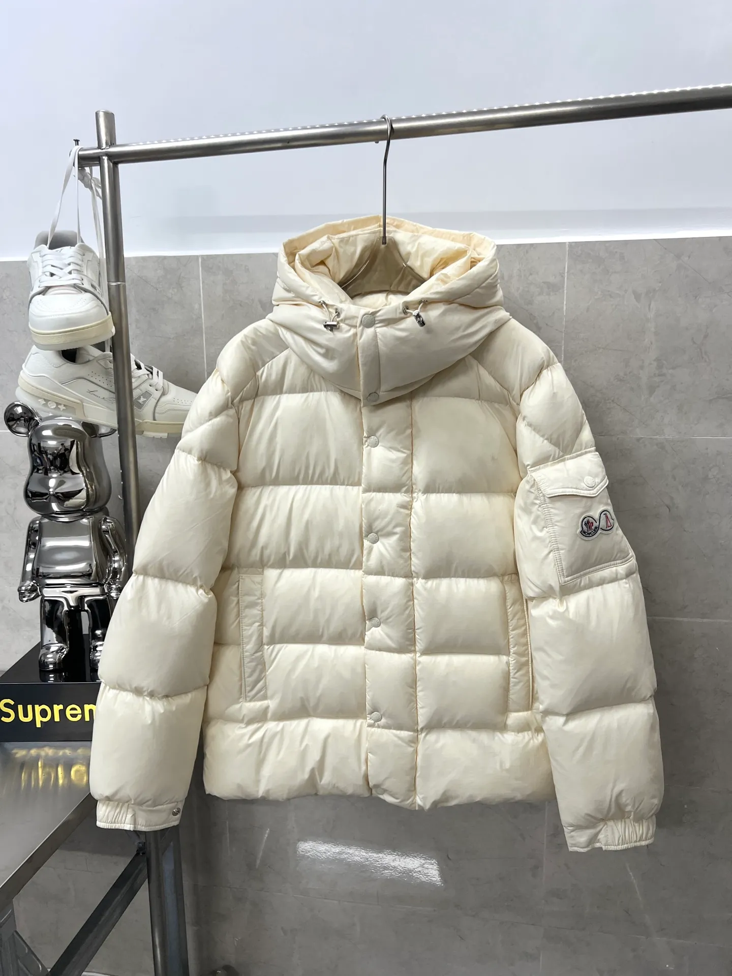 P820 ​​Moncler Maya 70th Anniversary Hooded Down Jacket The Moncler Maya down jacket is specially reinterpreted to celebrate Moncler's 70th anniversary. The iconic style is refreshed in new colors. A classic example of the brand's DNA, it's made from shiny lacquered nylon and embellished with signature rectangular quilting. A classic cropped design that transcends seasons and styles, it features a statement silhouette, removable hood and adjustable hem. The sleeves are decorated with the brand's signature classic patch pockets and a patchwork logo specially designed to celebrate the 70th anniversary. Color: Black White Basalt Gray Size: 12345