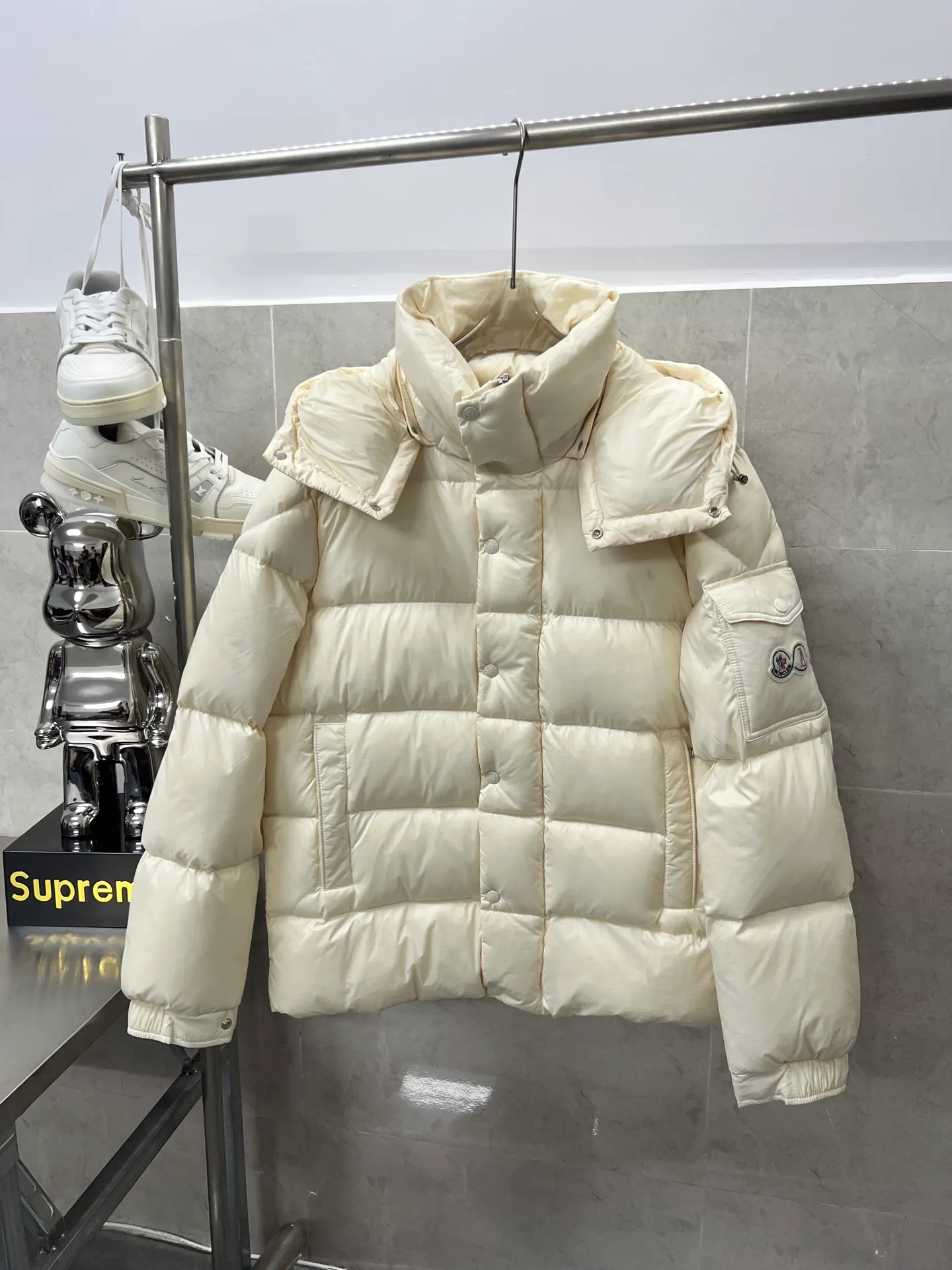 P820 ​​Moncler Maya 70th Anniversary Hooded Down Jacket The Moncler Maya down jacket is specially reinterpreted to celebrate Moncler's 70th anniversary. The iconic style is refreshed in new colors. A classic example of the brand's DNA, it's made from shiny lacquered nylon and embellished with signature rectangular quilting. A classic cropped design that transcends seasons and styles, it features a statement silhouette, removable hood and adjustable hem. The sleeves are decorated with the brand's signature classic patch pockets and a patchwork logo specially designed to celebrate the 70th anniversary. Color: Black White Basalt Gray Size: 12345