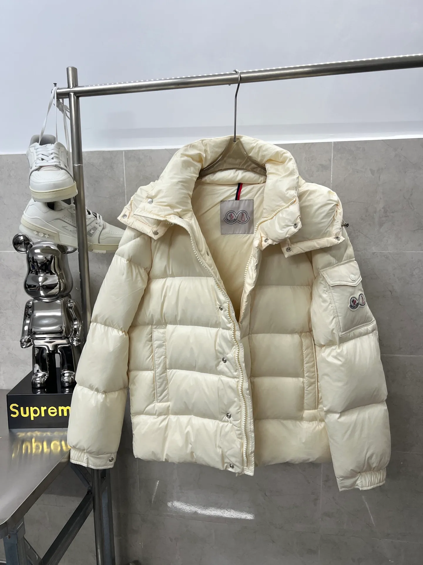 P820 ​​Moncler Maya 70th Anniversary Hooded Down Jacket The Moncler Maya down jacket is specially reinterpreted to celebrate Moncler's 70th anniversary. The iconic style is refreshed in new colors. A classic example of the brand's DNA, it's made from shiny lacquered nylon and embellished with signature rectangular quilting. A classic cropped design that transcends seasons and styles, it features a statement silhouette, removable hood and adjustable hem. The sleeves are decorated with the brand's signature classic patch pockets and a patchwork logo specially designed to celebrate the 70th anniversary. Color: Black White Basalt Gray Size: 12345