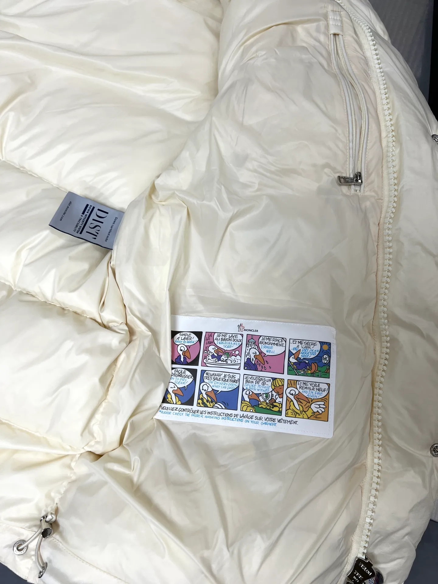 P820 ​​Moncler Maya 70th Anniversary Hooded Down Jacket The Moncler Maya down jacket is specially reinterpreted to celebrate Moncler's 70th anniversary. The iconic style is refreshed in new colors. A classic example of the brand's DNA, it's made from shiny lacquered nylon and embellished with signature rectangular quilting. A classic cropped design that transcends seasons and styles, it features a statement silhouette, removable hood and adjustable hem. The sleeves are decorated with the brand's signature classic patch pockets and a patchwork logo specially designed to celebrate the 70th anniversary. Color: Black White Basalt Gray Size: 12345