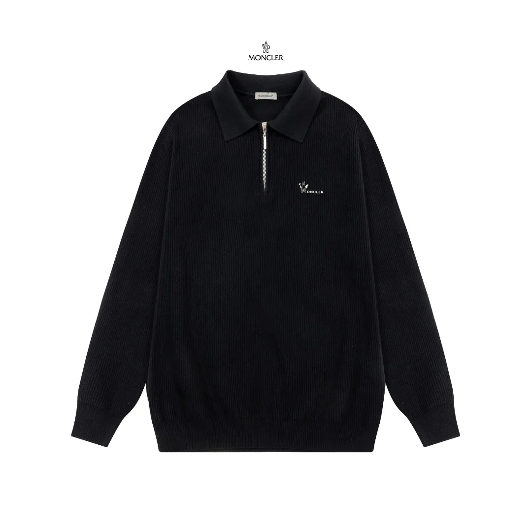 P250 Moncler masked zipper lapel sweater, the latest 2025 casual Polo wool sweater.  The texture is delicate, soft and comfortable, skin-friendly and warm, not easy to deform, simple and high-end style, and the logo on the chest is very exquisite and perfect! The upper body effect is very strong 👍 Color: black, gray Size: S-XL