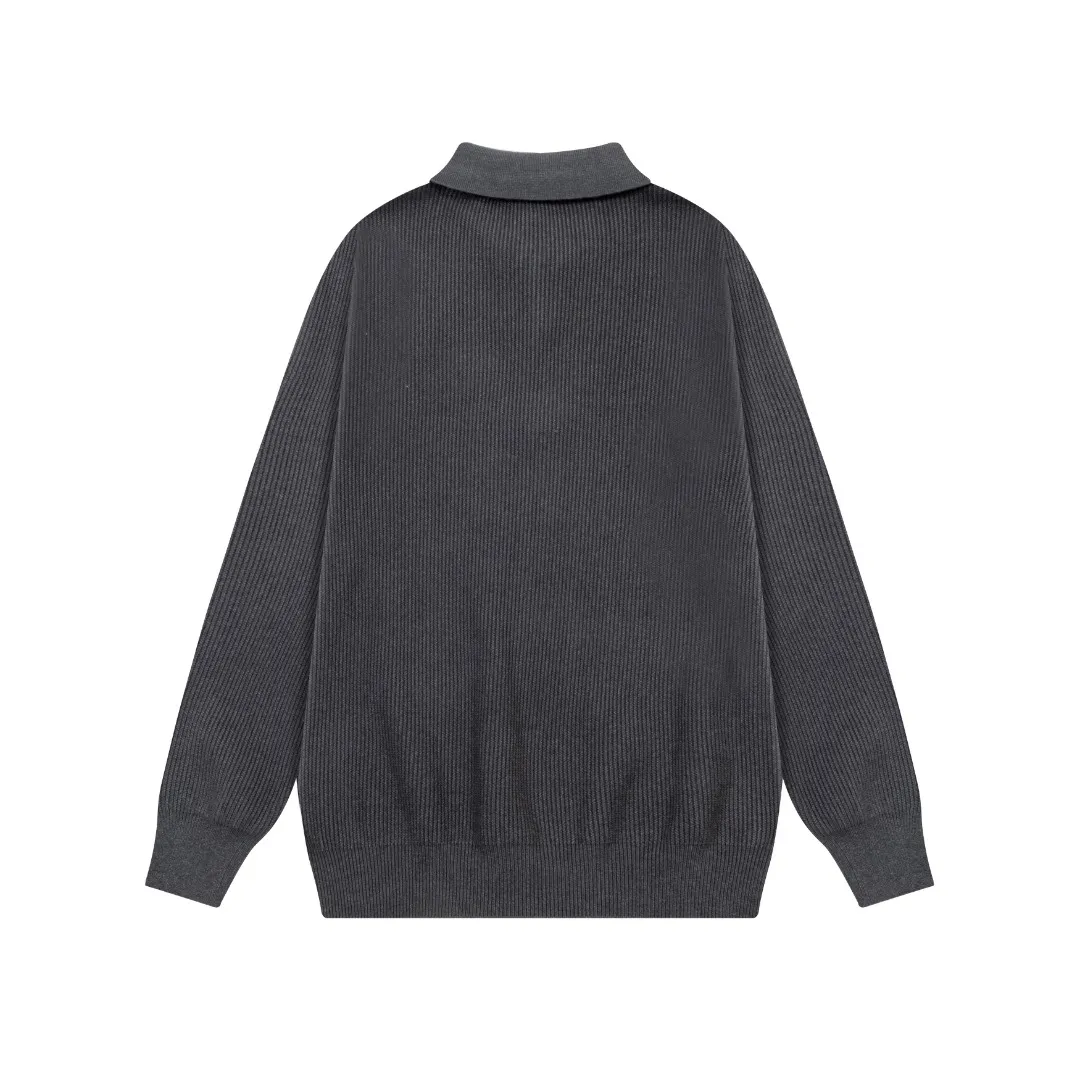 P250 Moncler masked zipper lapel sweater, the latest 2025 casual Polo wool sweater.  The texture is delicate, soft and comfortable, skin-friendly and warm, not easy to deform, simple and high-end style, and the logo on the chest is very exquisite and perfect! The upper body effect is very strong 👍 Color: black, gray Size: S-XL