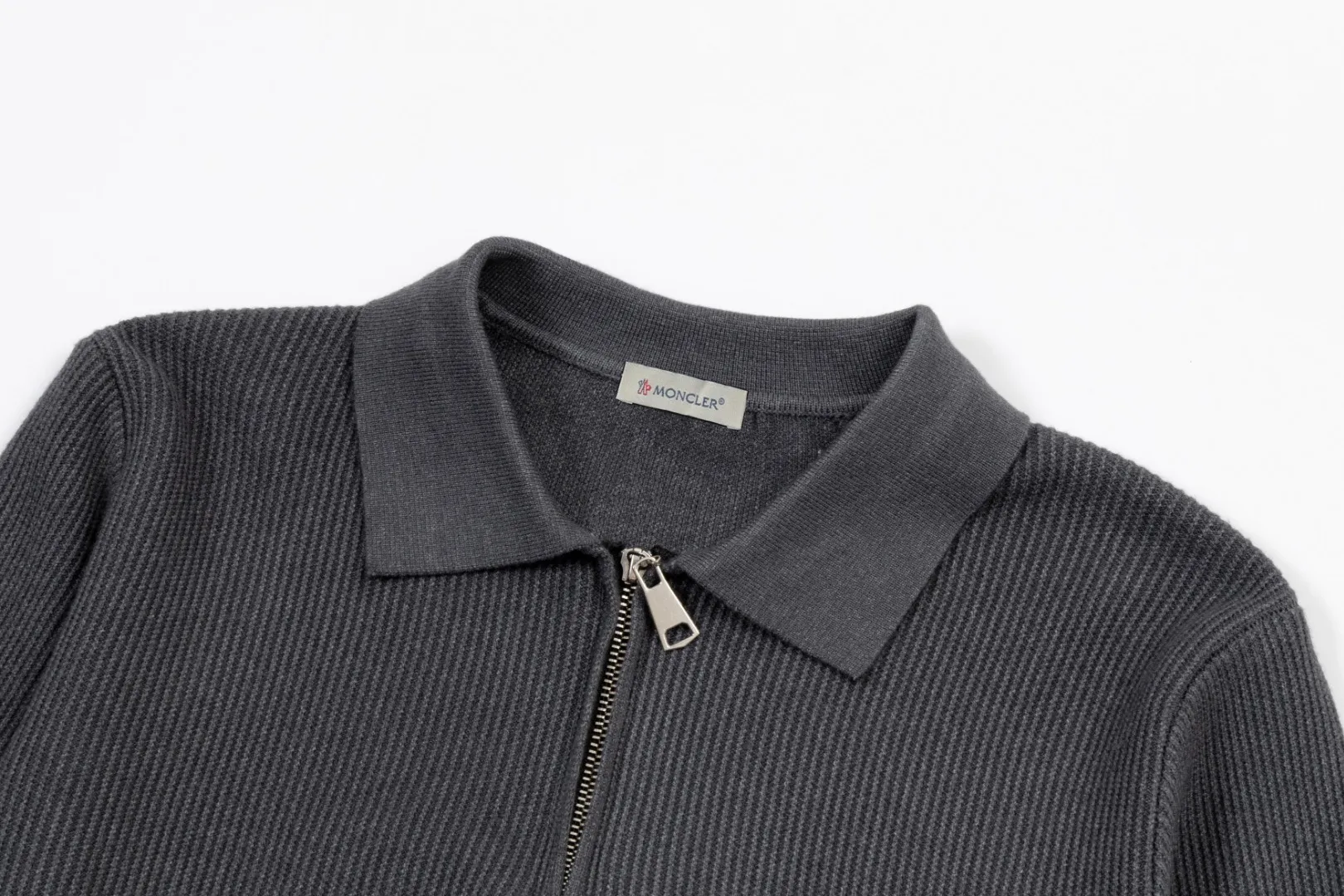 P250 Moncler masked zipper lapel sweater, the latest 2025 casual Polo wool sweater.  The texture is delicate, soft and comfortable, skin-friendly and warm, not easy to deform, simple and high-end style, and the logo on the chest is very exquisite and perfect! The upper body effect is very strong 👍 Color: black, gray Size: S-XL