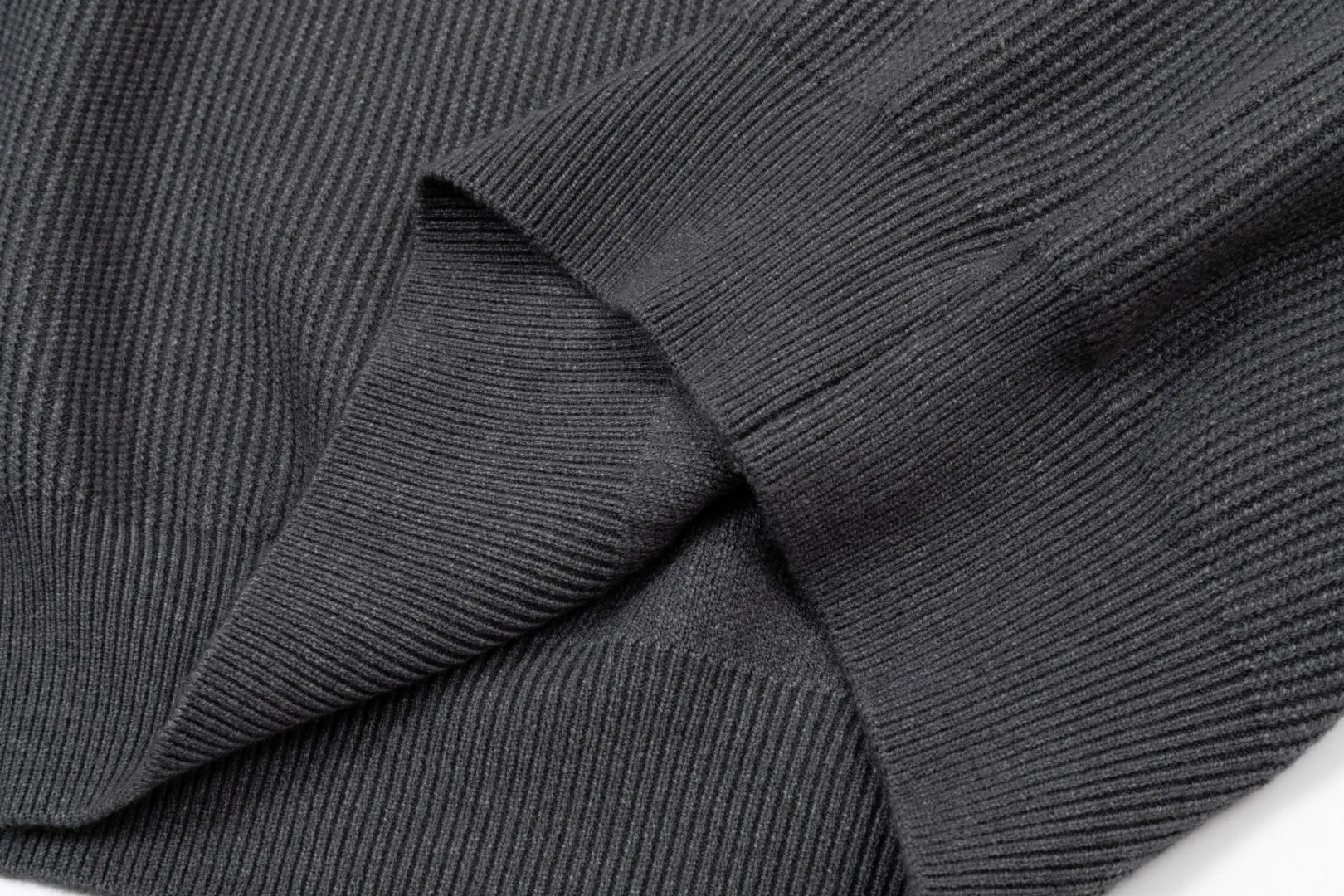 P250 Moncler masked zipper lapel sweater, the latest 2025 casual Polo wool sweater.  The texture is delicate, soft and comfortable, skin-friendly and warm, not easy to deform, simple and high-end style, and the logo on the chest is very exquisite and perfect! The upper body effect is very strong 👍 Color: black, gray Size: S-XL