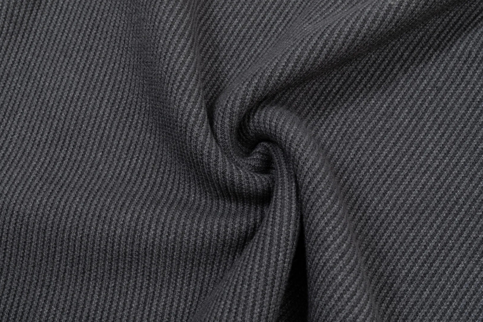 P250 Moncler masked zipper lapel sweater, the latest 2025 casual Polo wool sweater.  The texture is delicate, soft and comfortable, skin-friendly and warm, not easy to deform, simple and high-end style, and the logo on the chest is very exquisite and perfect! The upper body effect is very strong 👍 Color: black, gray Size: S-XL