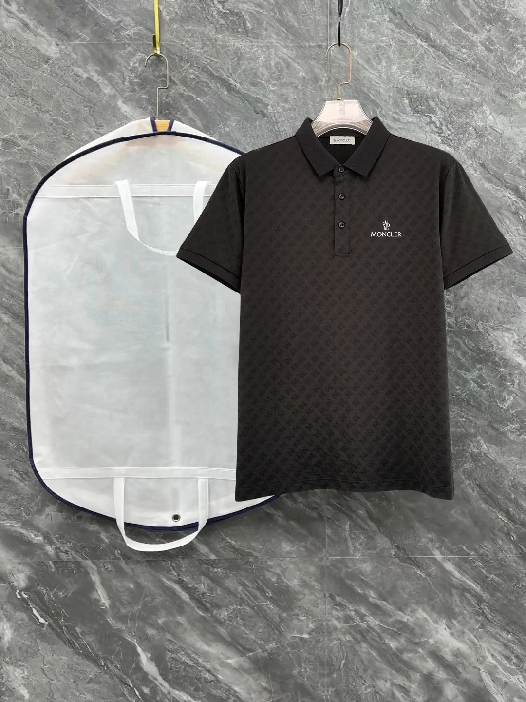 P210 High-end quality Moncler 25 spring and summer full jacquard lapel short sleeves. This short sleeve is made of Tencel➕cotton fabric, with double jacquard all over. It is carefully made and the upper body is refreshing! Update your casual look. Exquisite tailoring, complete with three-label accessories. Really heavy-duty. It is a fashionable item. The front is decorated with the brand LOGO. It is genuine YB custom fabric. It will never be faked. This piece looks really good when worn! Looks great with any combination! No gender distinction, same style for men and women Color: Black White Size: M L XL XXL XXXL