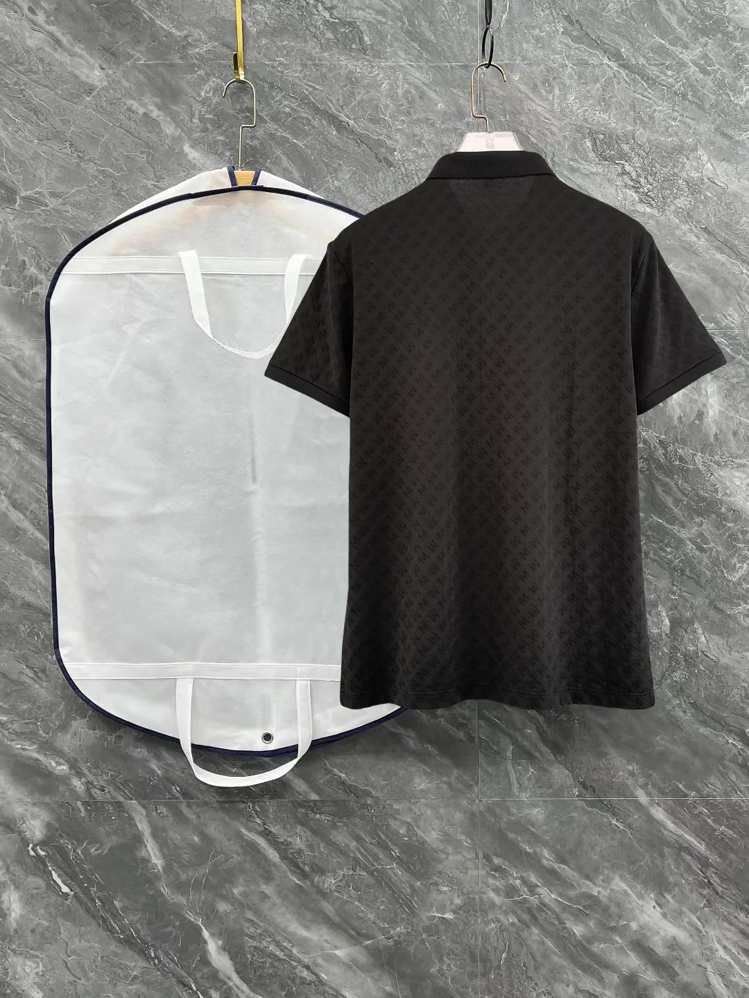 P210 High-end quality Moncler 25 spring and summer full jacquard lapel short sleeves. This short sleeve is made of Tencel➕cotton fabric, with double jacquard all over. It is carefully made and the upper body is refreshing! Update your casual look. Exquisite tailoring, complete with three-label accessories. Really heavy-duty. It is a fashionable item. The front is decorated with the brand LOGO. It is genuine YB custom fabric. It will never be faked. This piece looks really good when worn! Looks great with any combination! No gender distinction, same style for men and women Color: Black White Size: M L XL XXL XXXL
