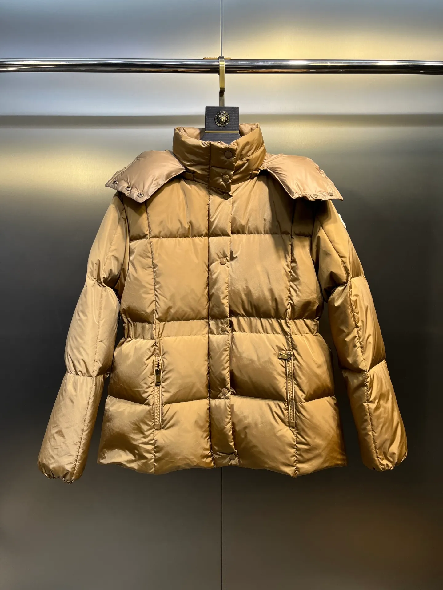 P880 moncler 🌟 New arrival in autumn and winter, waist-cinched color-blocked hooded down hood with detachable design. The short version is made of nylon fabric. It has a glossy satin effect and is paired with a waist-cinched design to outline a soft silhouette. The double-pocket zipper closure is simple and elegant, and the white duck down filling is very fluffy, fashionable, warm and versatile!  size: 0123