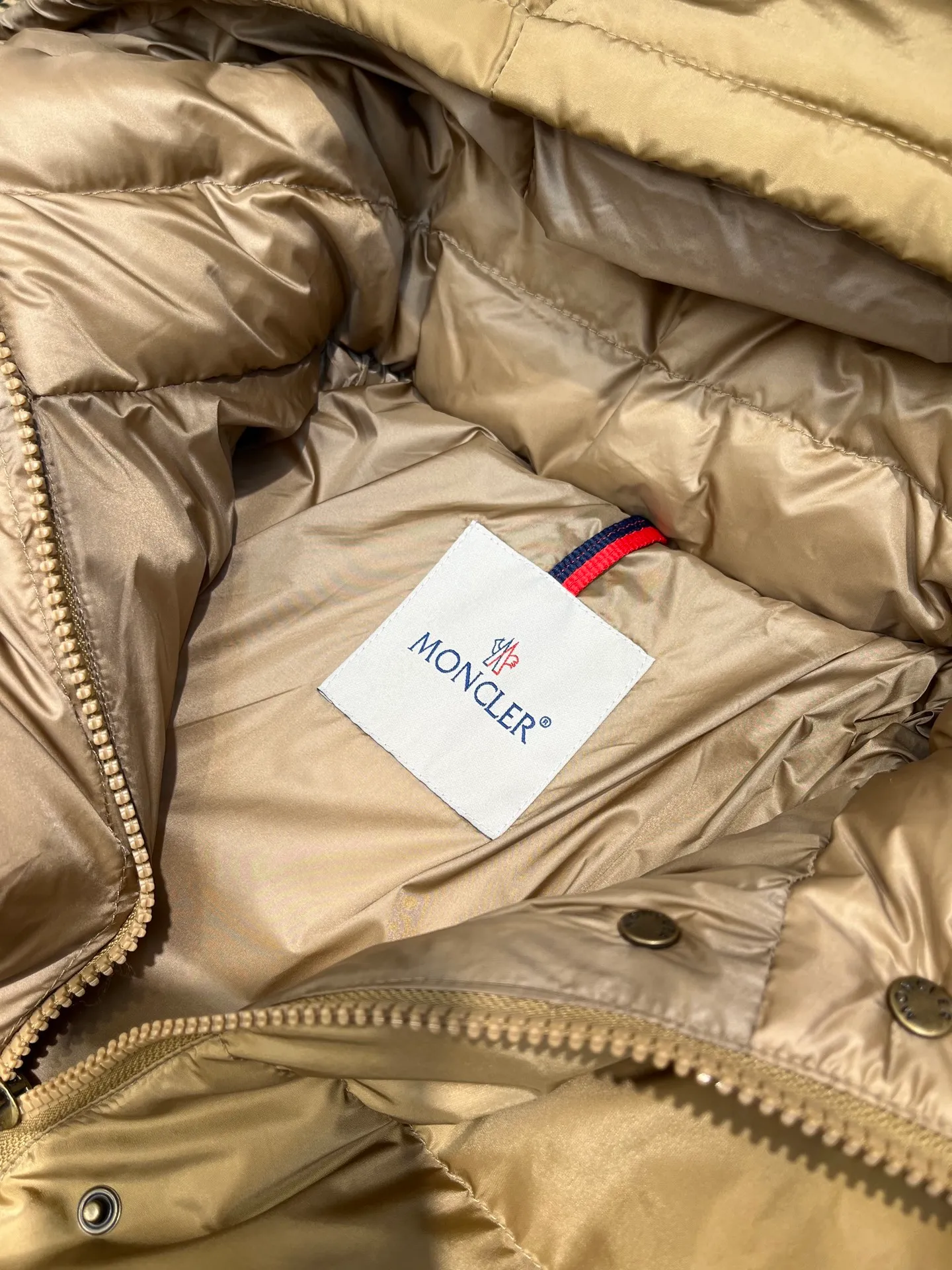 P880 moncler 🌟 New arrival in autumn and winter, waist-cinched color-blocked hooded down hood with detachable design. The short version is made of nylon fabric. It has a glossy satin effect and is paired with a waist-cinched design to outline a soft silhouette. The double-pocket zipper closure is simple and elegant, and the white duck down filling is very fluffy, fashionable, warm and versatile!  size: 0123