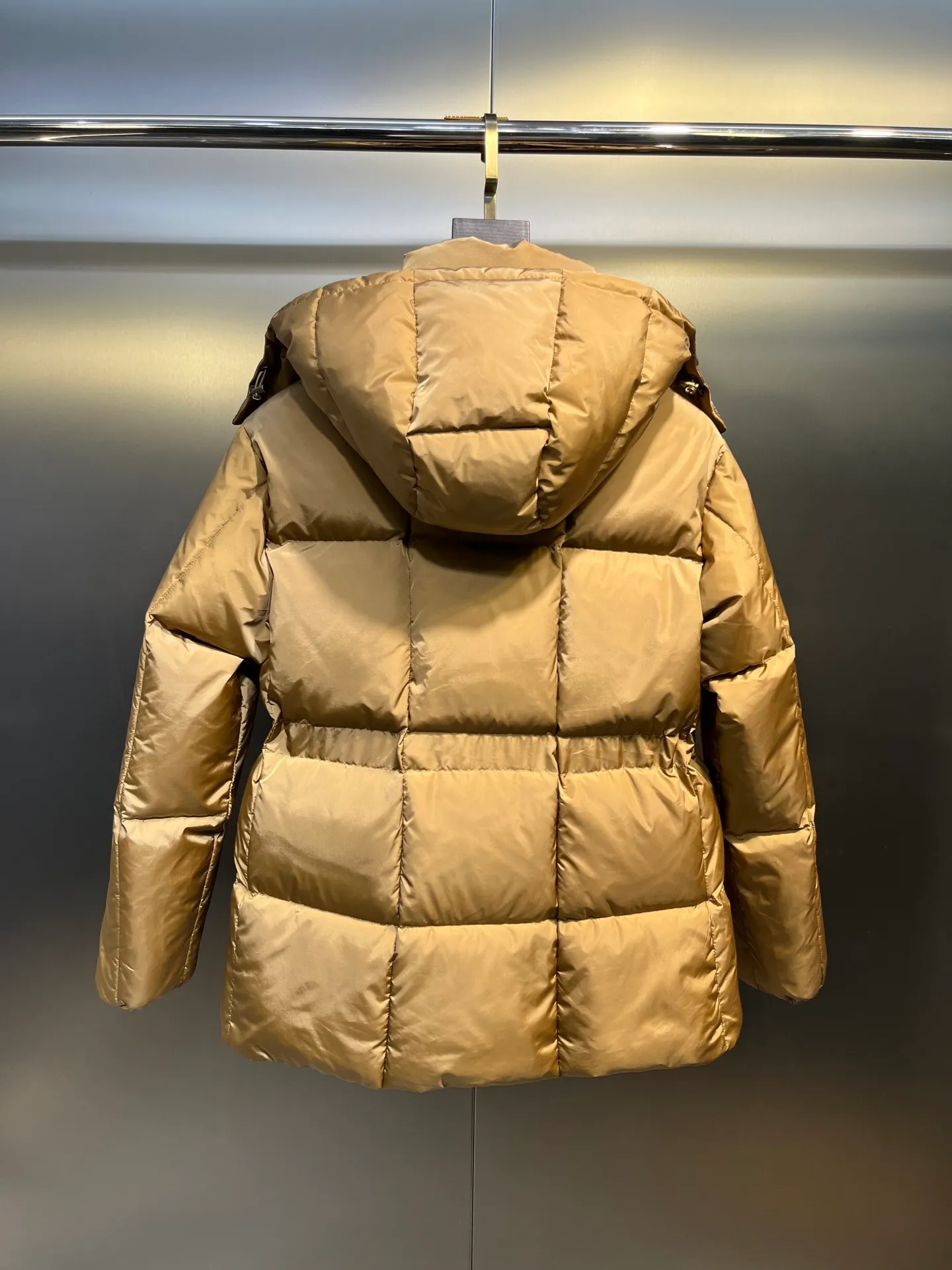 P880 moncler 🌟 New arrival in autumn and winter, waist-cinched color-blocked hooded down hood with detachable design. The short version is made of nylon fabric. It has a glossy satin effect and is paired with a waist-cinched design to outline a soft silhouette. The double-pocket zipper closure is simple and elegant, and the white duck down filling is very fluffy, fashionable, warm and versatile!  size: 0123