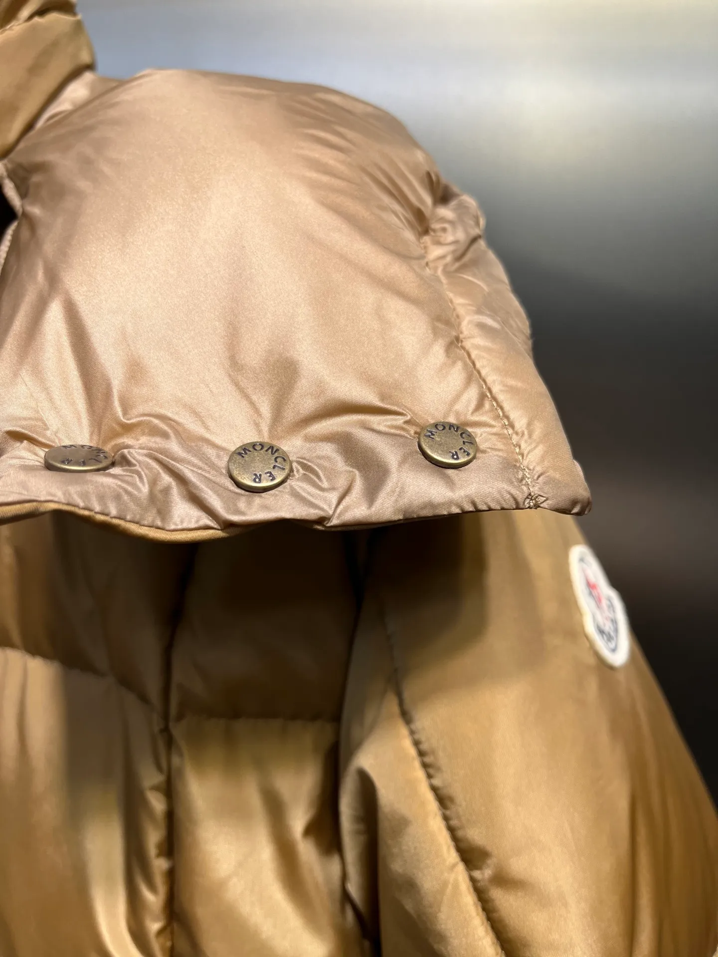 P880 moncler 🌟 New arrival in autumn and winter, waist-cinched color-blocked hooded down hood with detachable design. The short version is made of nylon fabric. It has a glossy satin effect and is paired with a waist-cinched design to outline a soft silhouette. The double-pocket zipper closure is simple and elegant, and the white duck down filling is very fluffy, fashionable, warm and versatile!  size: 0123